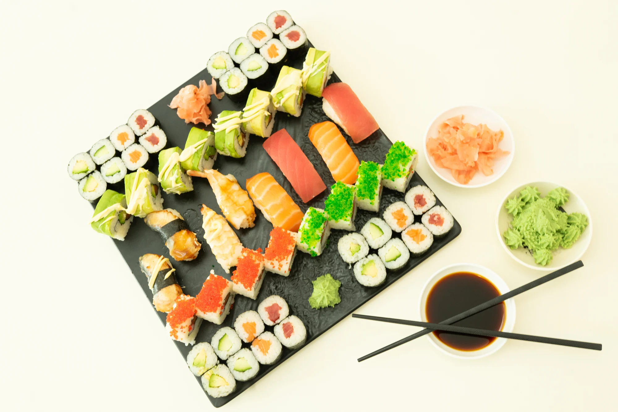 Sushi sety s 24 až 40 ks: maki, california i nigiri s lososem i úhořem