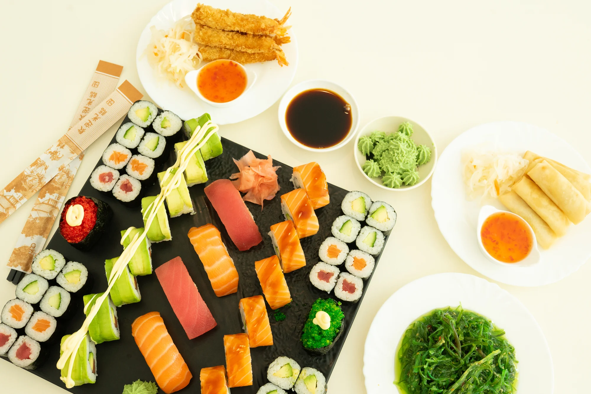 Sushi sety s 24 až 40 ks: maki, california i nigiri s lososem i úhořem