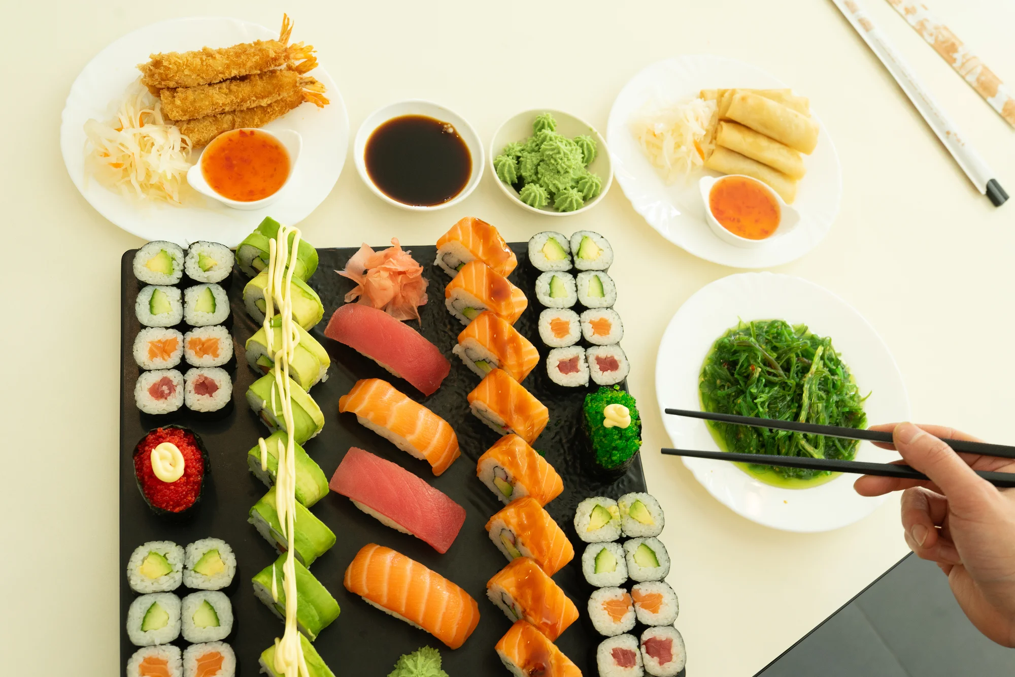 Sushi sety s 24 až 40 ks: maki, california i nigiri s lososem i úhořem