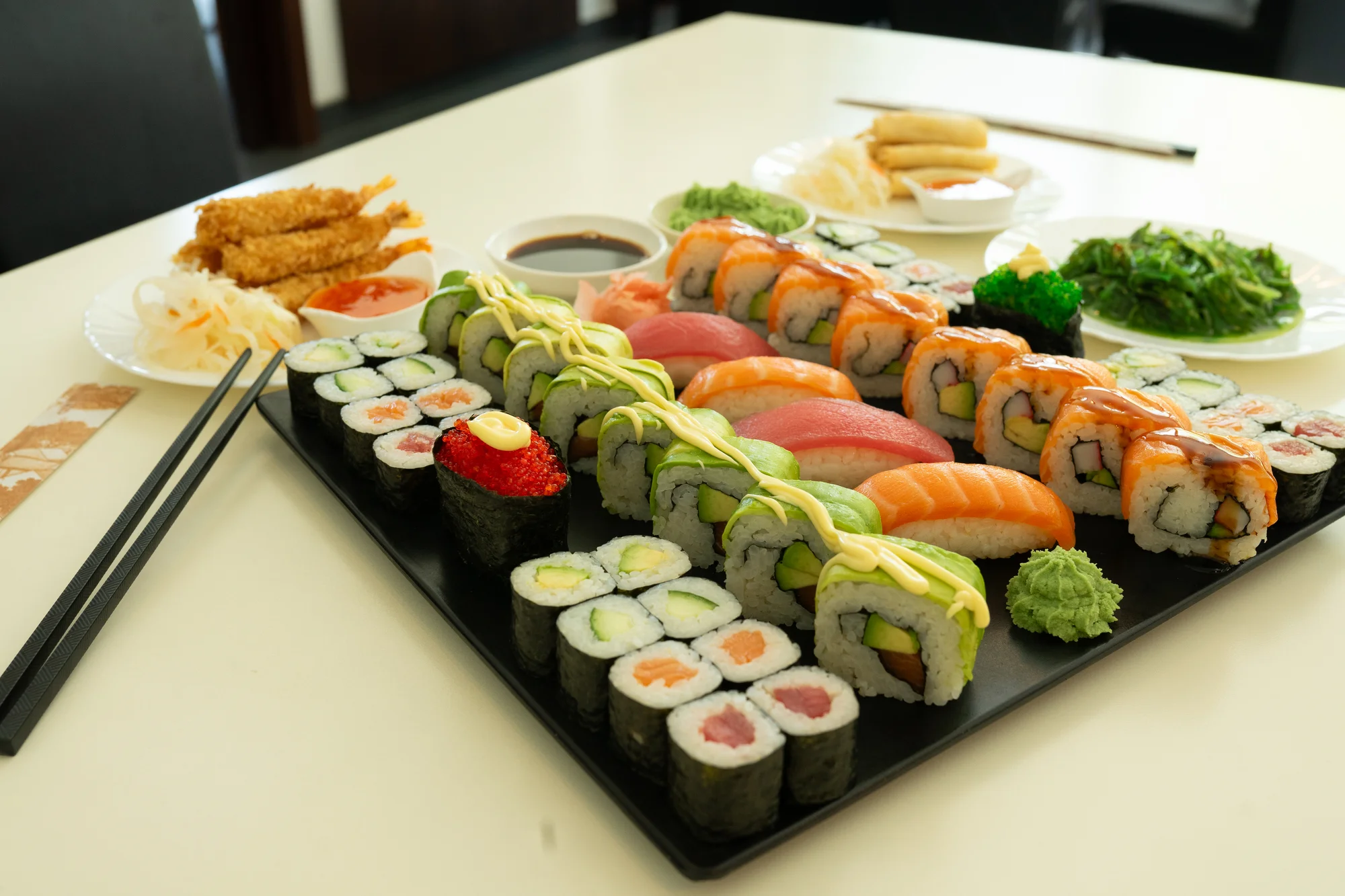 Sushi sety s 24 až 40 ks: maki, california i nigiri s lososem i úhořem