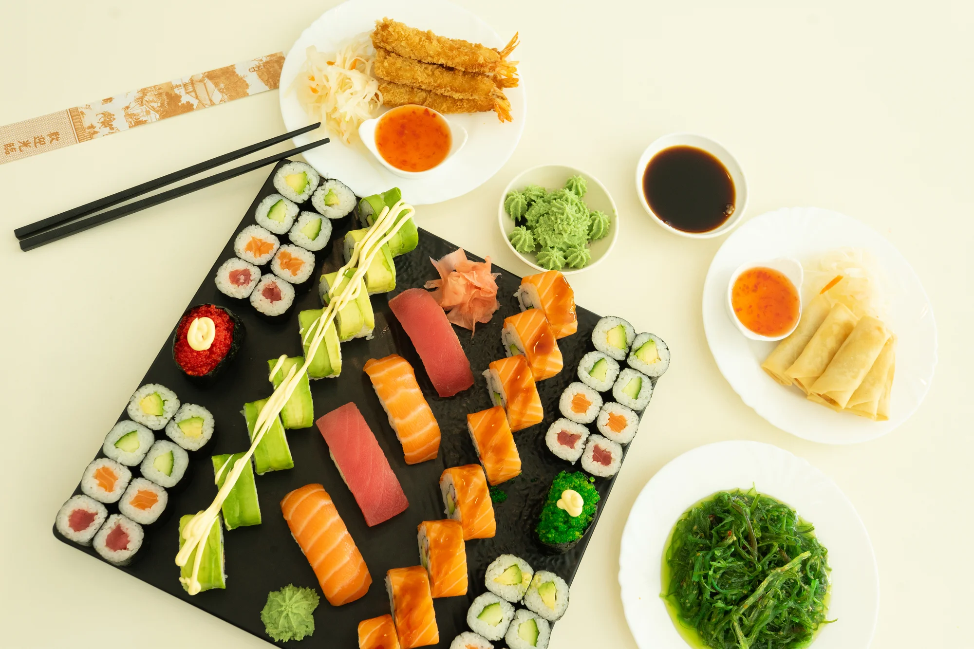 Sushi sety s 24 až 40 ks: maki, california i nigiri s lososem i úhořem