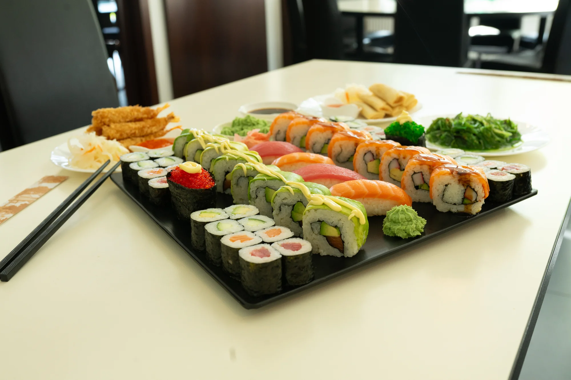 Sushi sety s 24 až 40 ks: maki, california i nigiri s lososem i úhořem