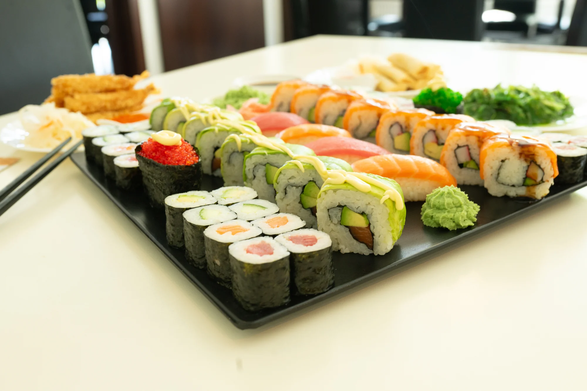 Sushi sety s 24 až 40 ks: maki, california i nigiri s lososem i úhořem
