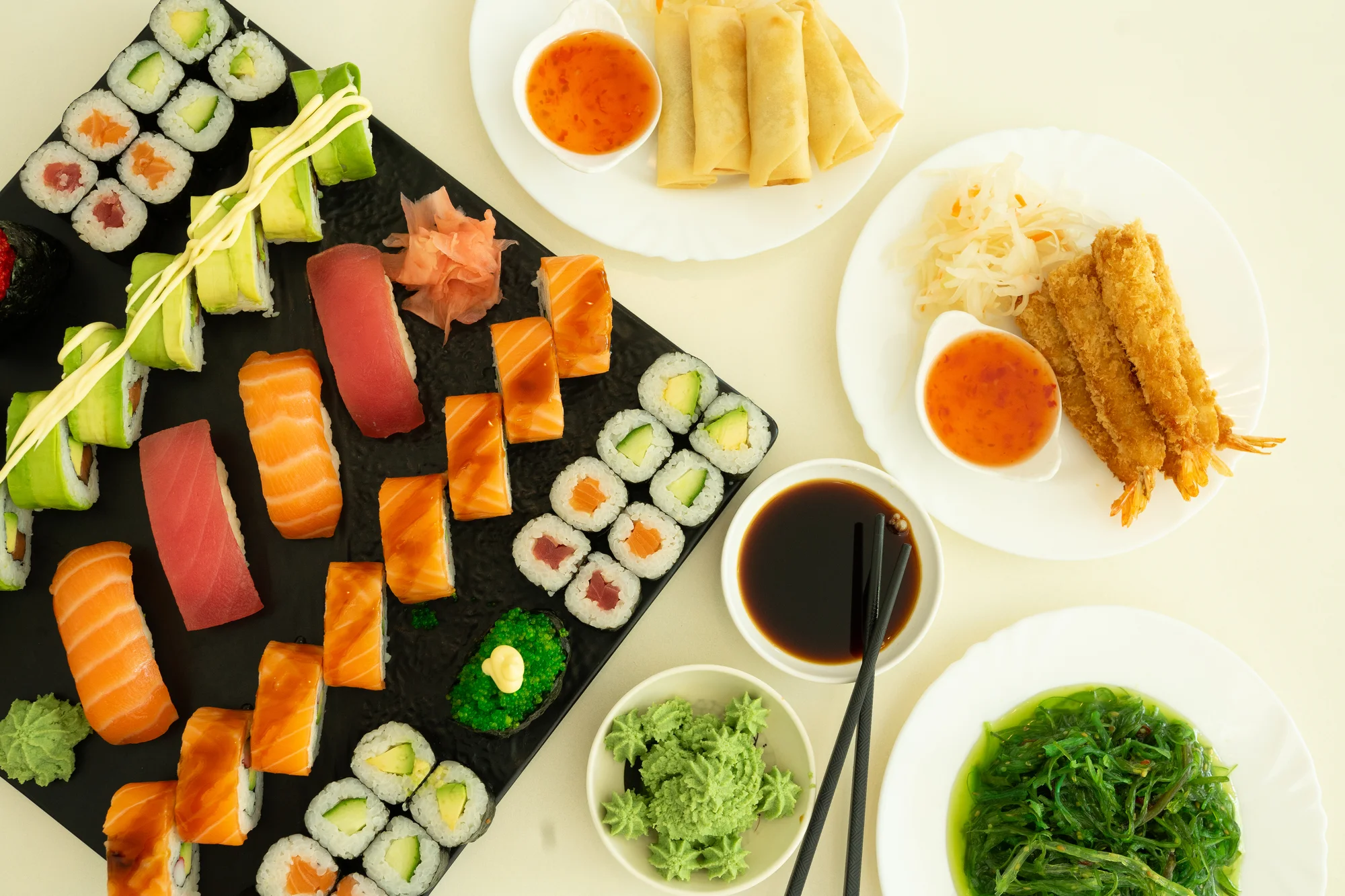 Sushi sety s 24 až 40 ks: maki, california i nigiri s lososem i úhořem