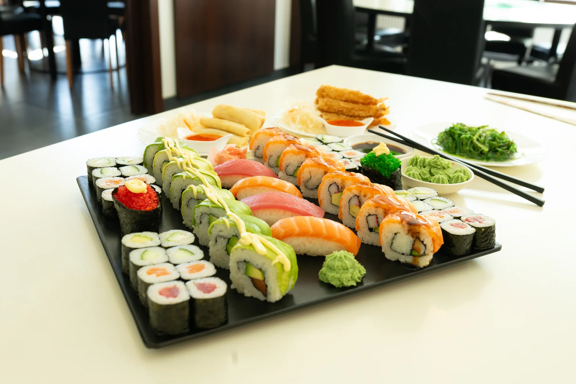 Sushi sety s 24 až 40 ks: maki, california i nigiri s lososem i úhořem