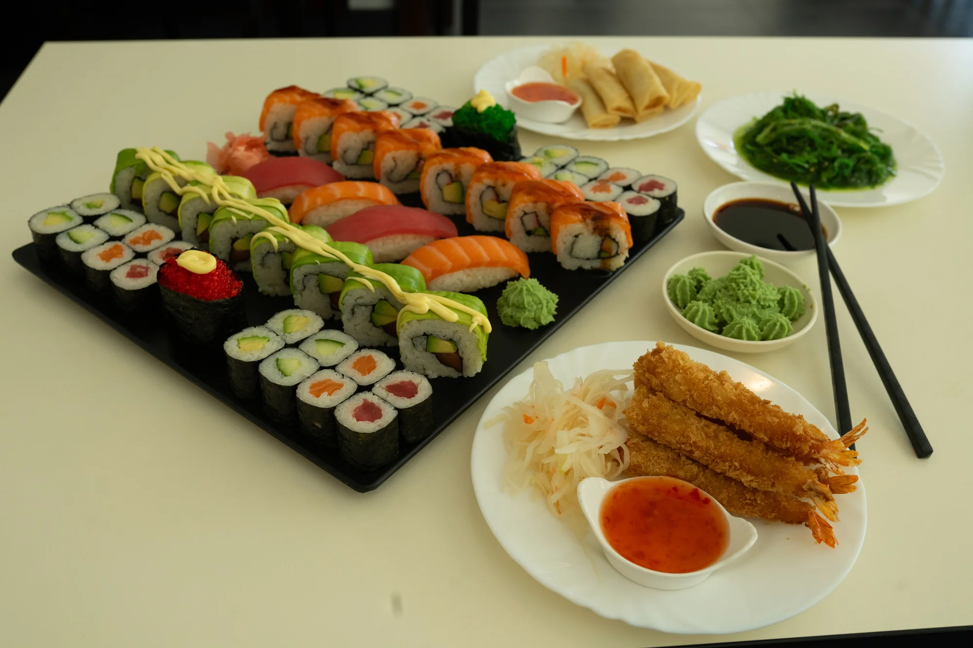 Sushi sety s 24 až 40 ks: maki, california i nigiri s lososem i úhořem