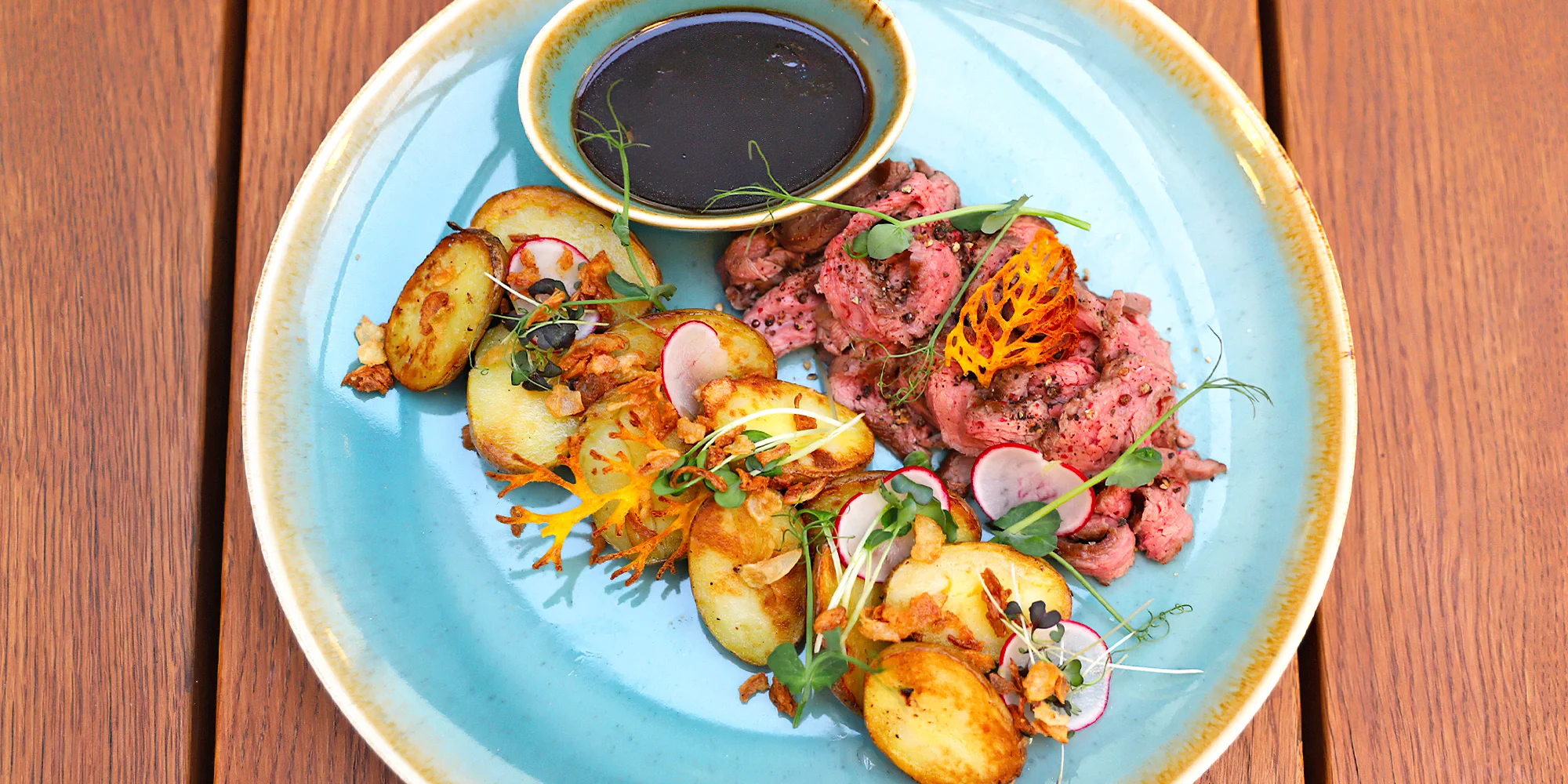 Tříchodové menu pro 2 osoby v centru Plzně: carpaccio z řepy, flank steak a čokoládová hlína