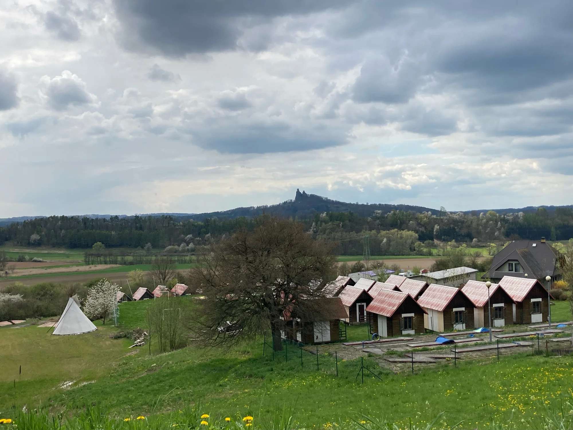 Indiánské teepee uprostřed Českého ráje pro celou rodinu i partu přátel