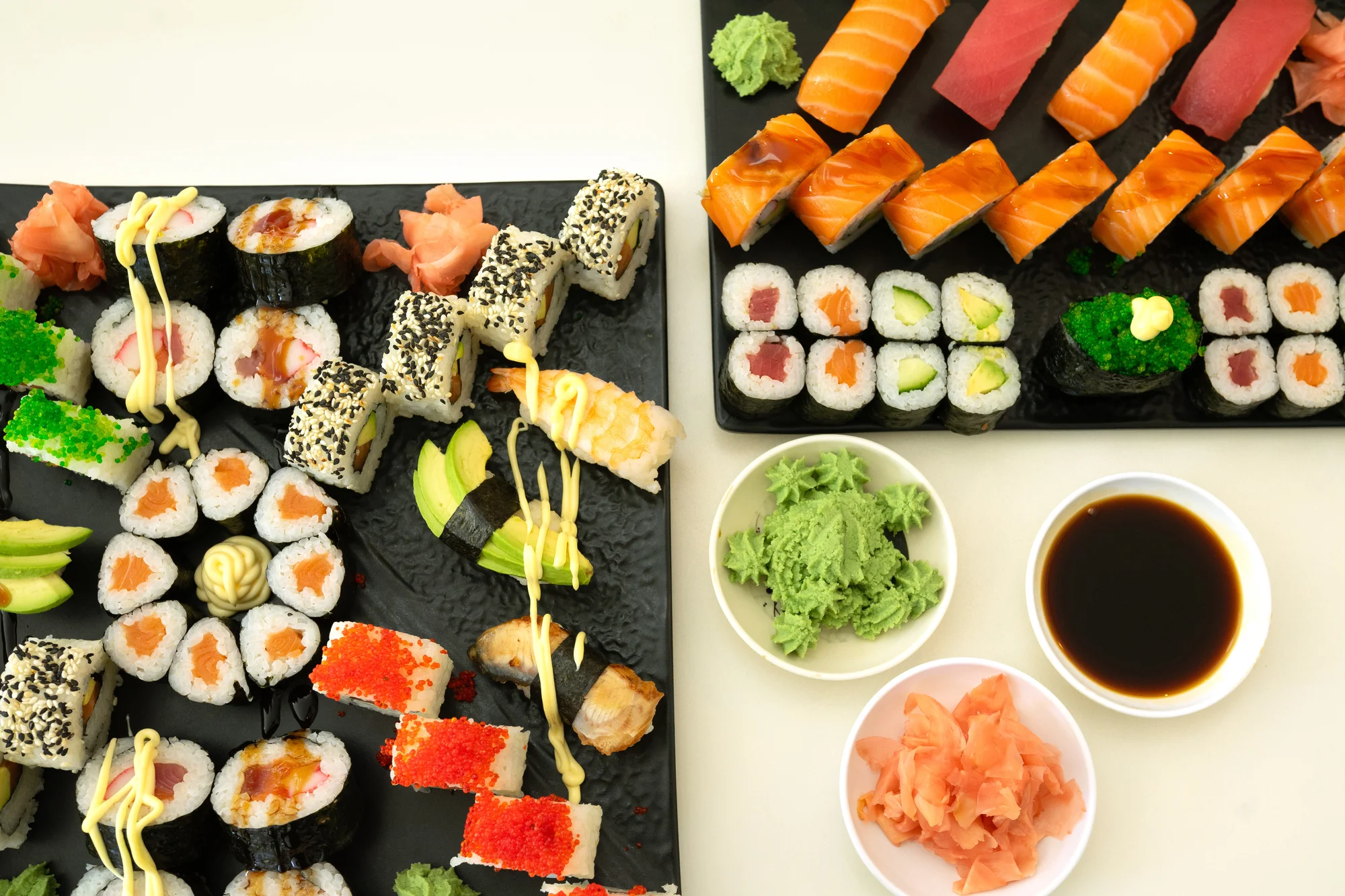 Sushi sety s 24 až 40 ks: maki, california i nigiri s lososem i úhořem