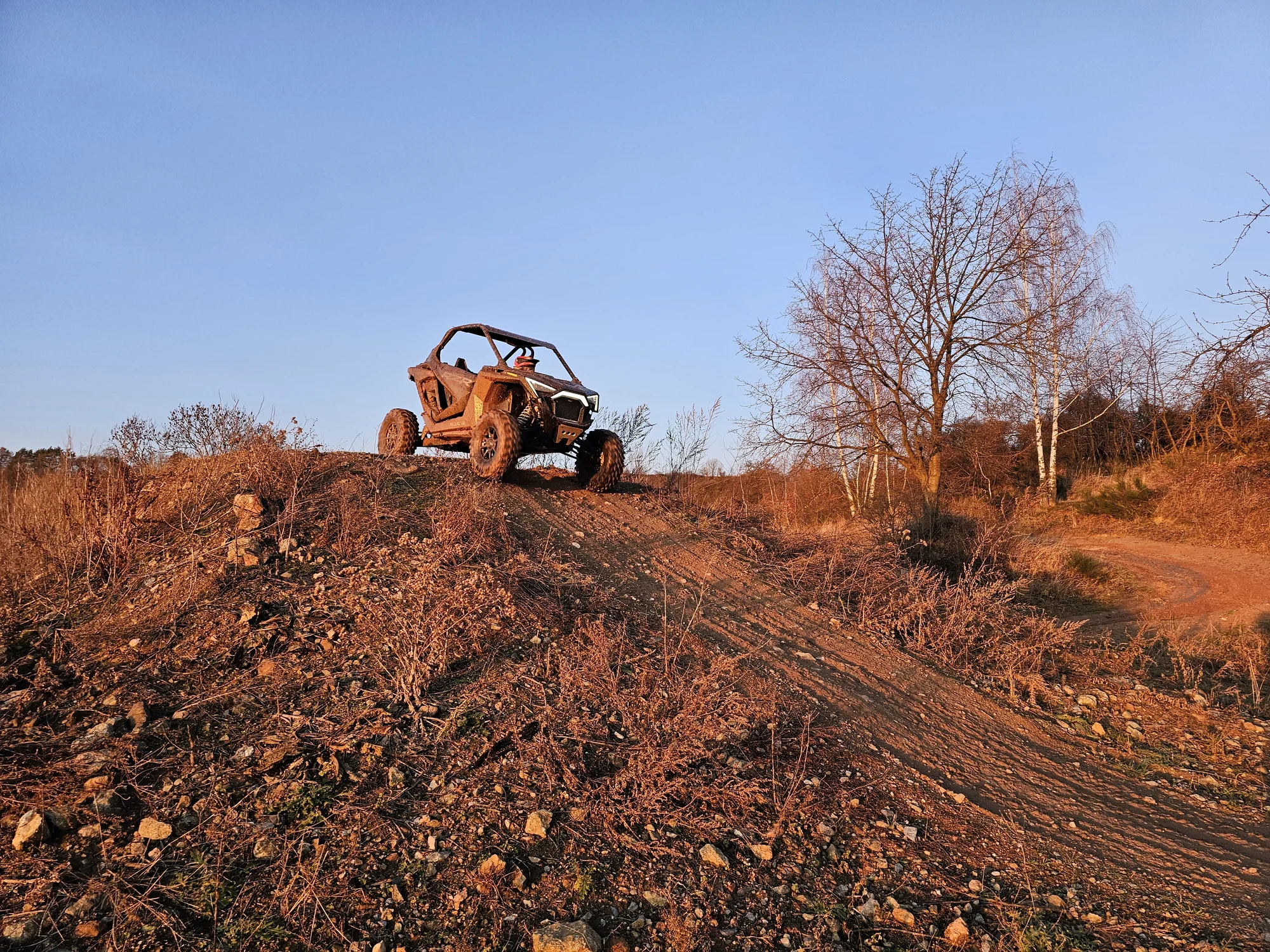 Jízda na přírodním okruhu: 15–60 min. řízení terénní buggy či spolujízdy v dakarské