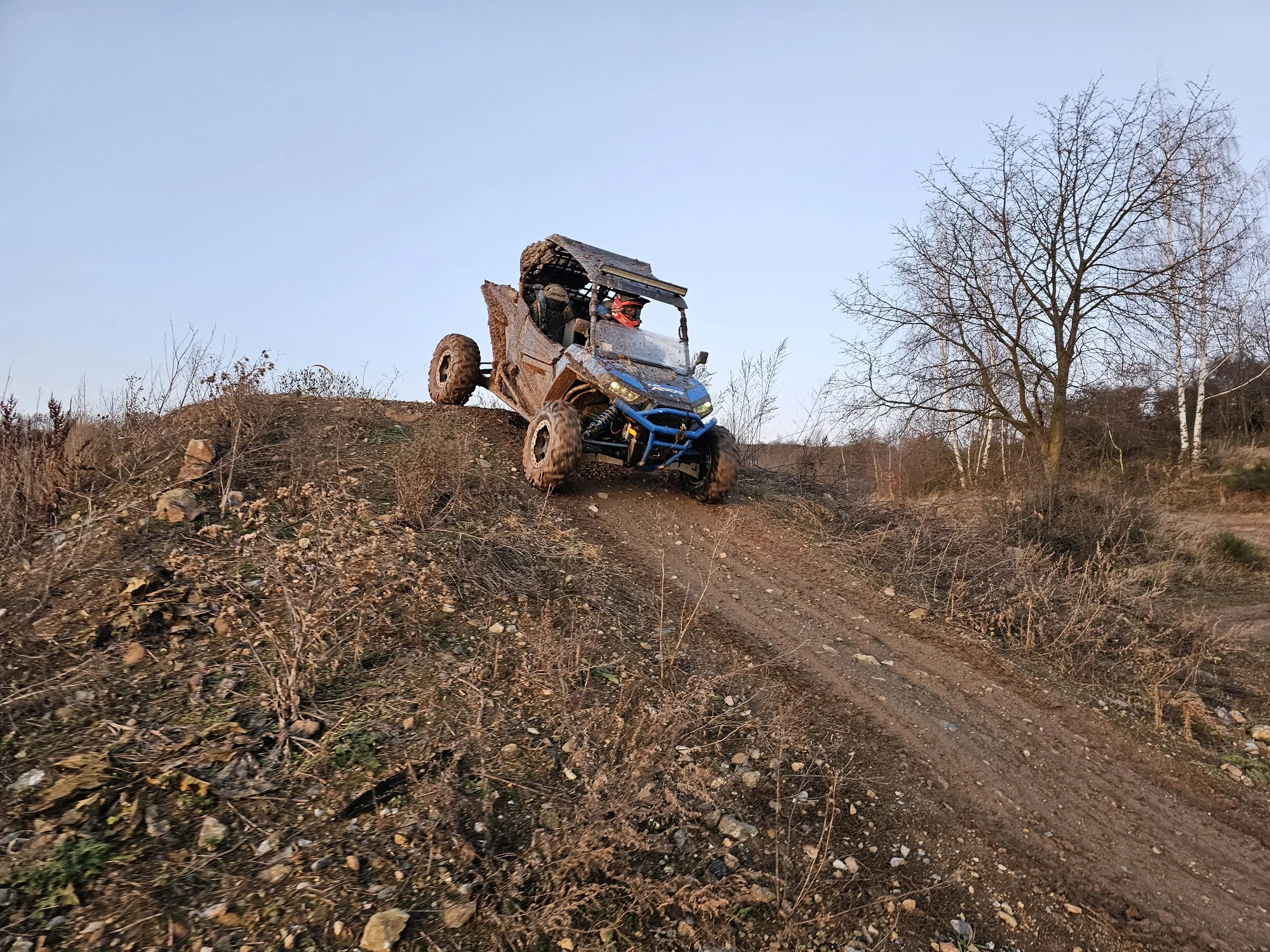 Jízda na přírodním okruhu: 15–60 min. řízení terénní buggy či spolujízdy v dakarské
