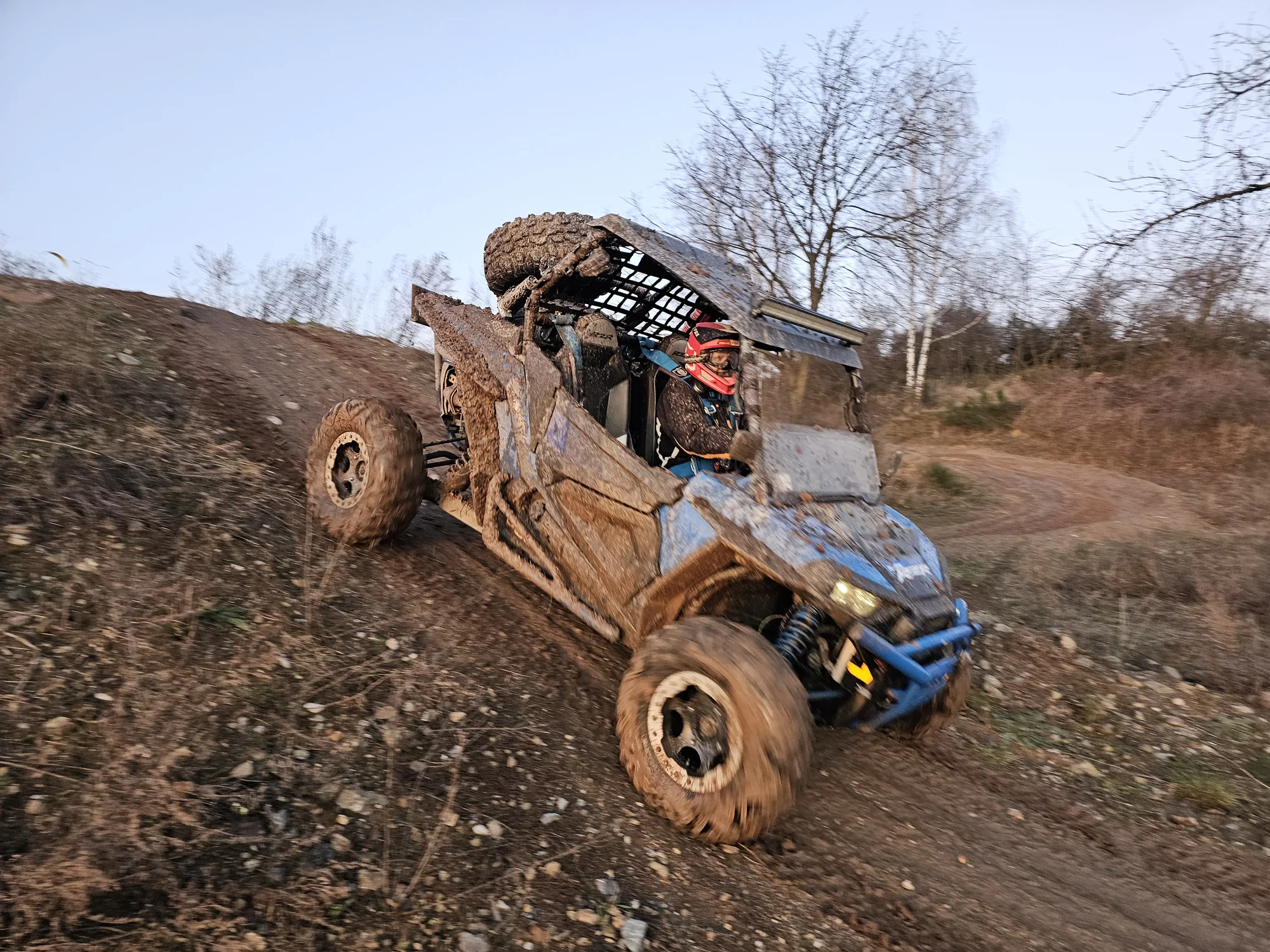 Jízda na přírodním okruhu: 15–60 min. řízení terénní buggy či spolujízdy v dakarské