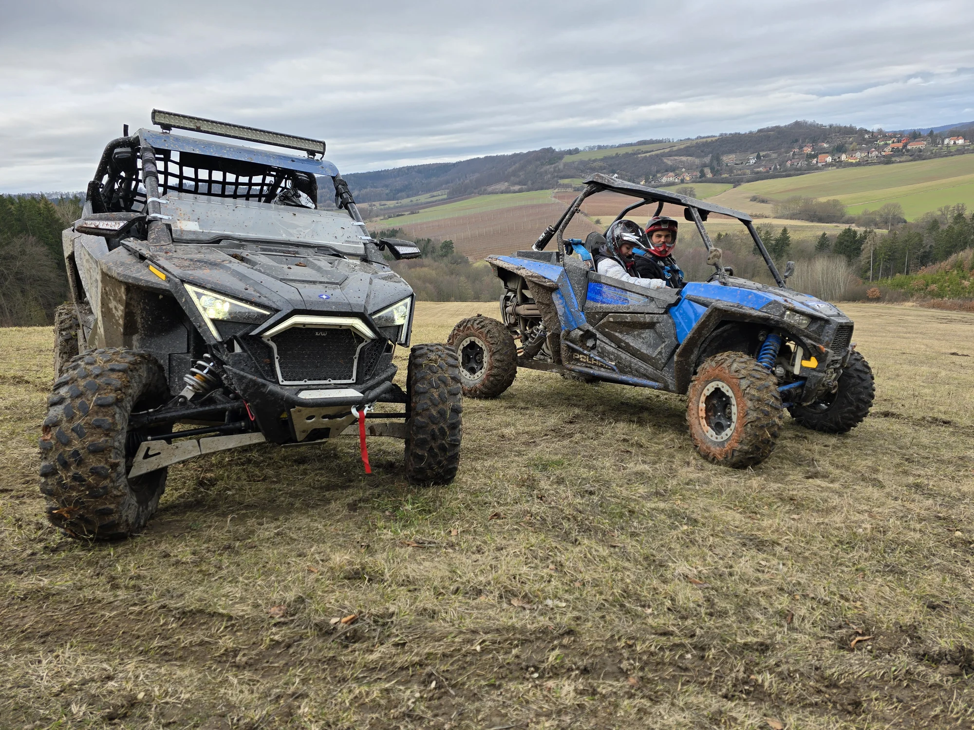 Jízda na přírodním okruhu: 15–60 min. řízení terénní buggy či spolujízdy v dakarské