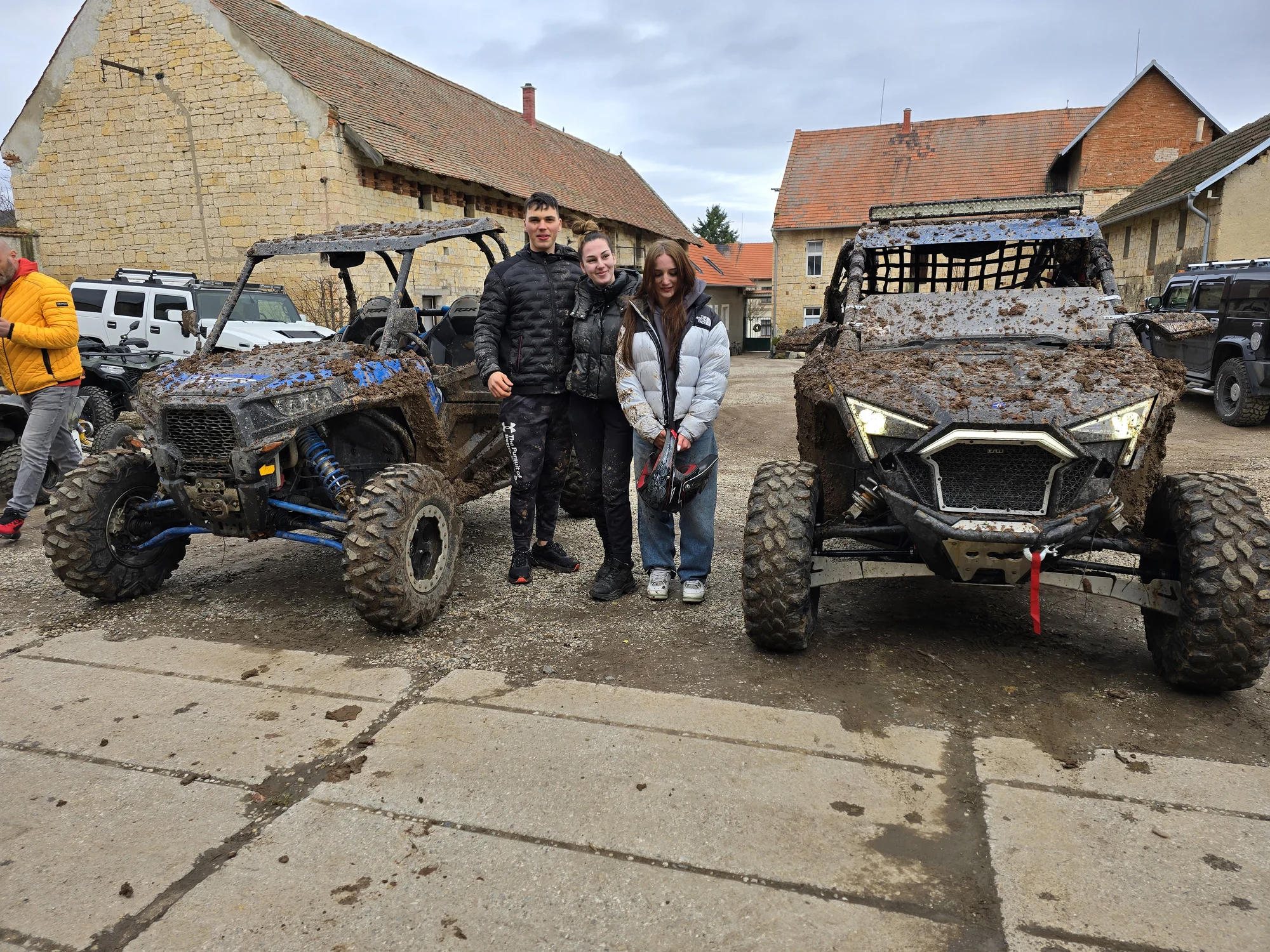 Jízda na přírodním okruhu: 15–60 min. řízení terénní buggy či spolujízdy v dakarské