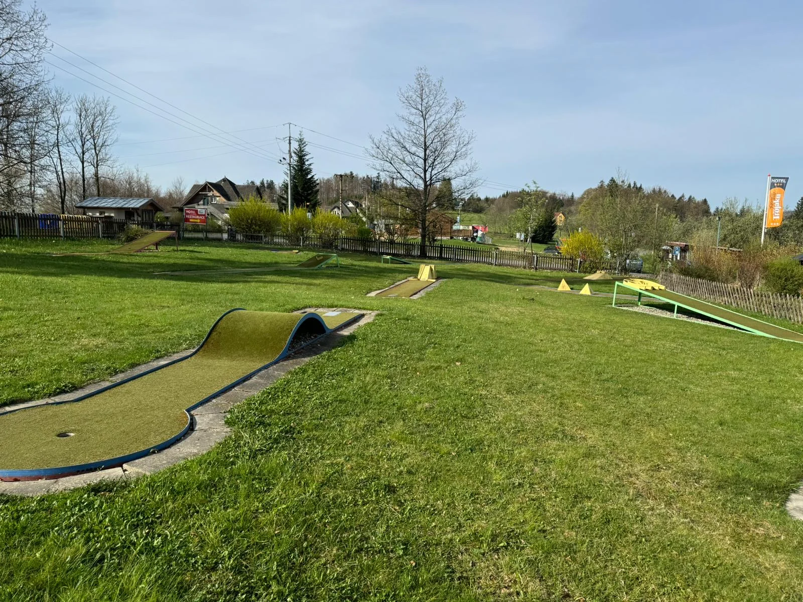 Hodina hry minigolfu na venkovním hřišti s 18 jamkami pro 1 či 2 osoby