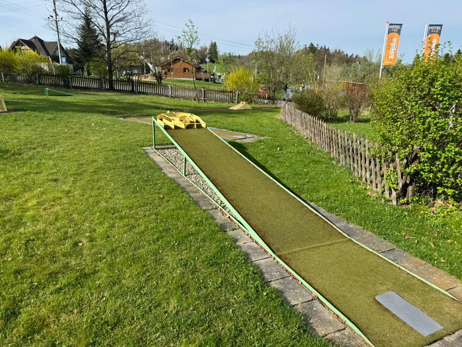Hodina hry minigolfu na venkovním hřišti s 18 jamkami pro 1 či 2 osoby