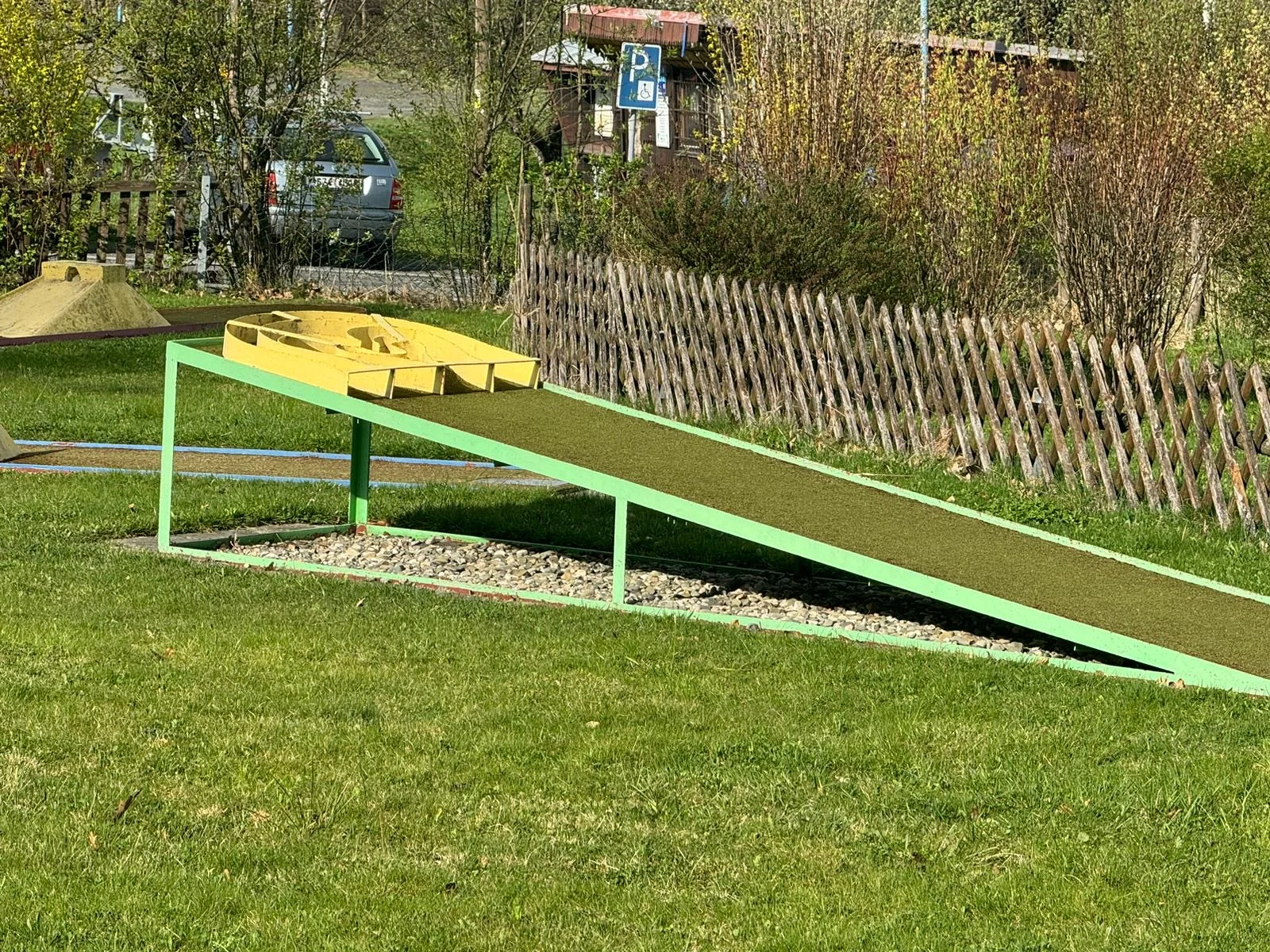 Hodina hry minigolfu na venkovním hřišti s 18 jamkami pro 1 či 2 osoby