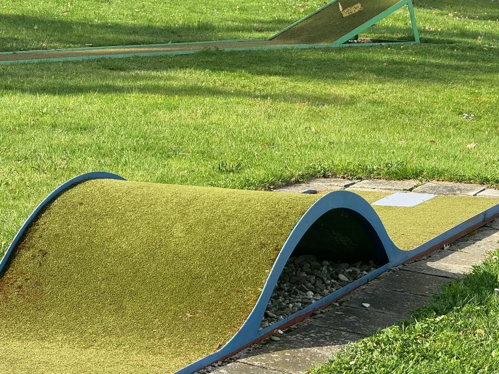 Hodina hry minigolfu na venkovním hřišti s 18 jamkami pro 1 či 2 osoby