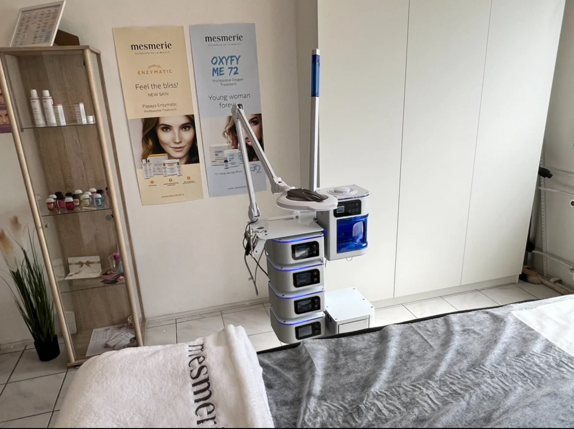 Permanentní make-up rtů, obočí pudrovou metodou či linky v horní řasové linii