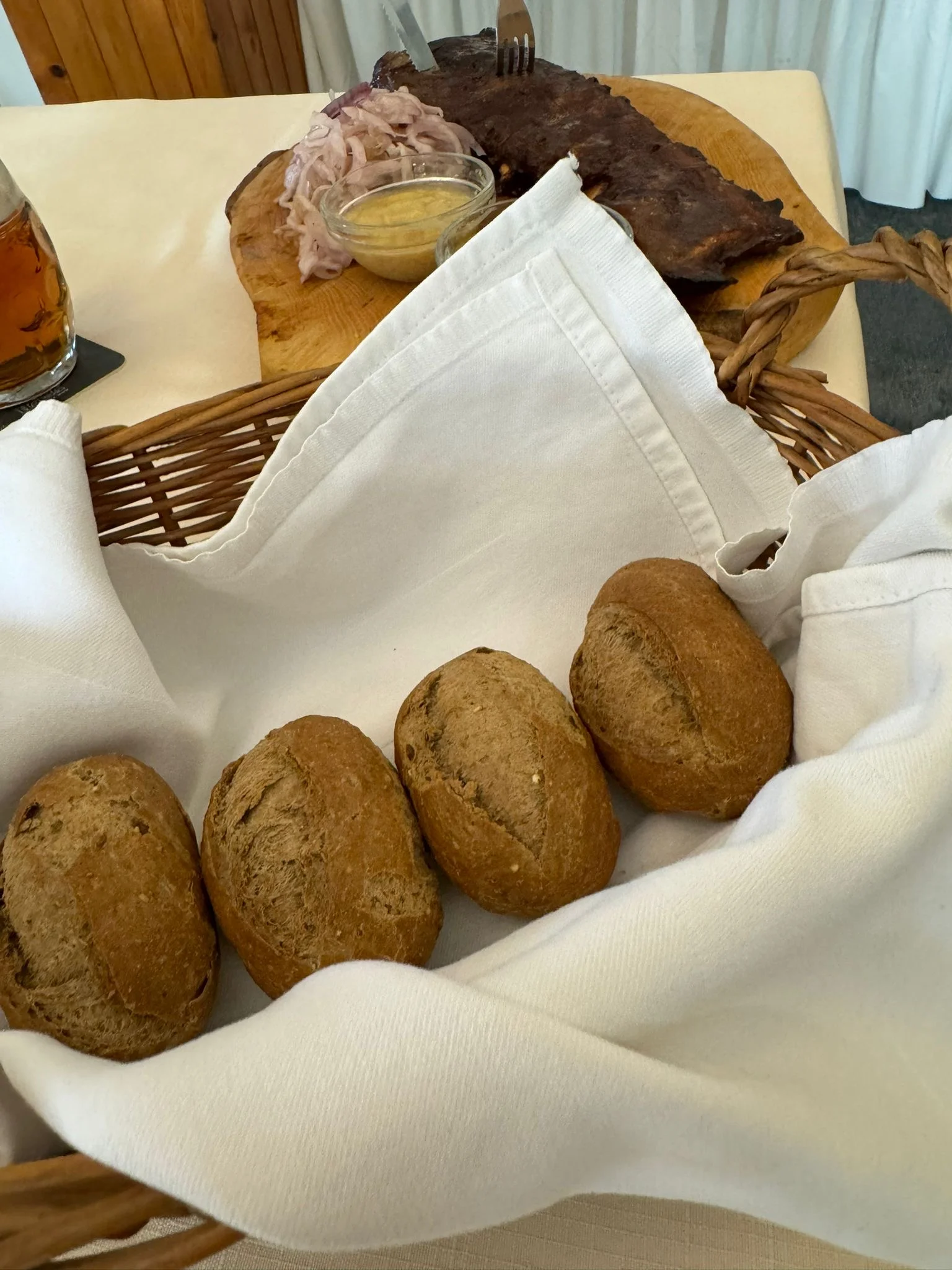 Pořádná bašta: žebra o váze 500 g, pečivo, hořčice a křen