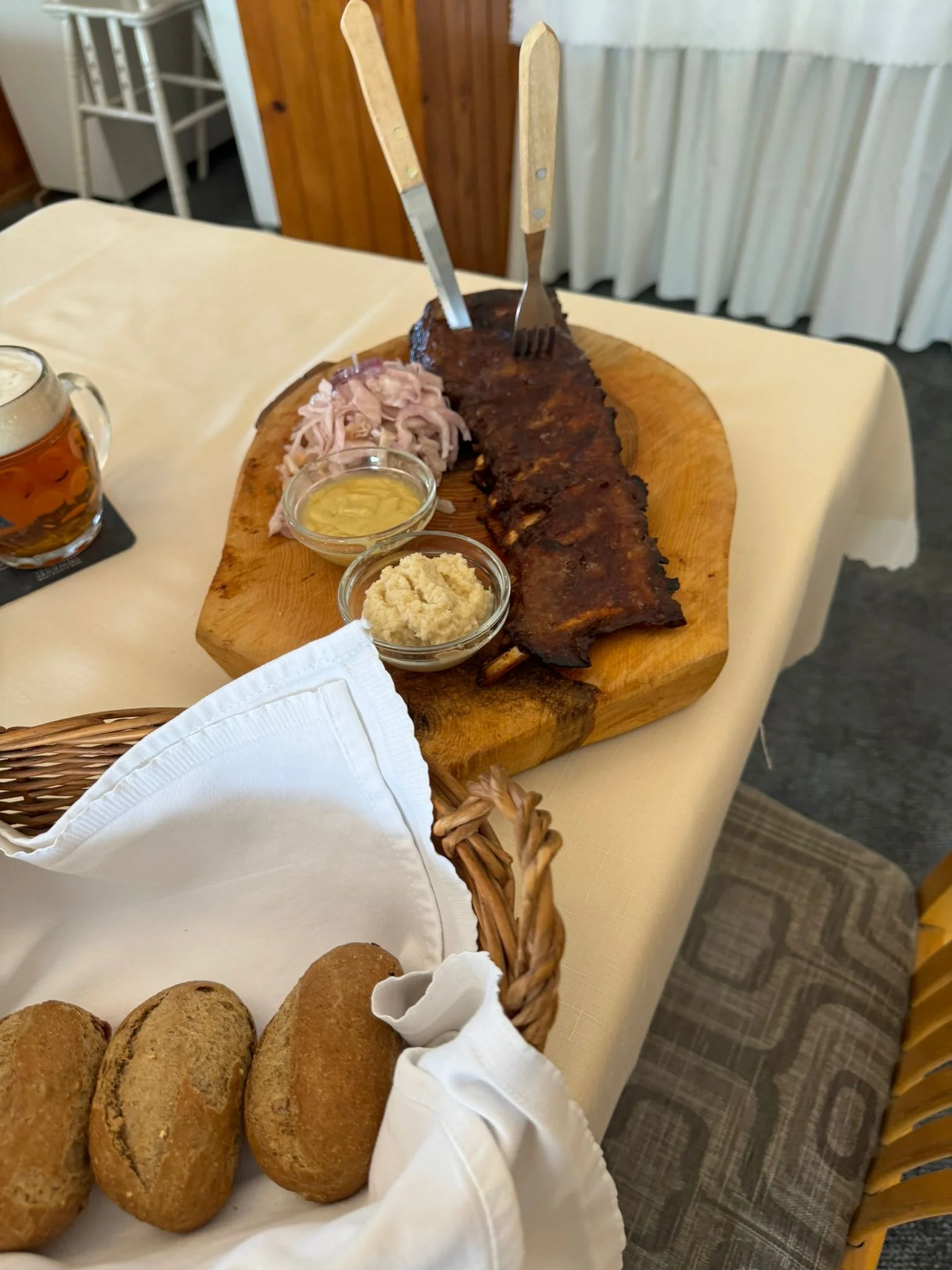 Pořádná bašta: žebra o váze 500 g, pečivo, hořčice a křen