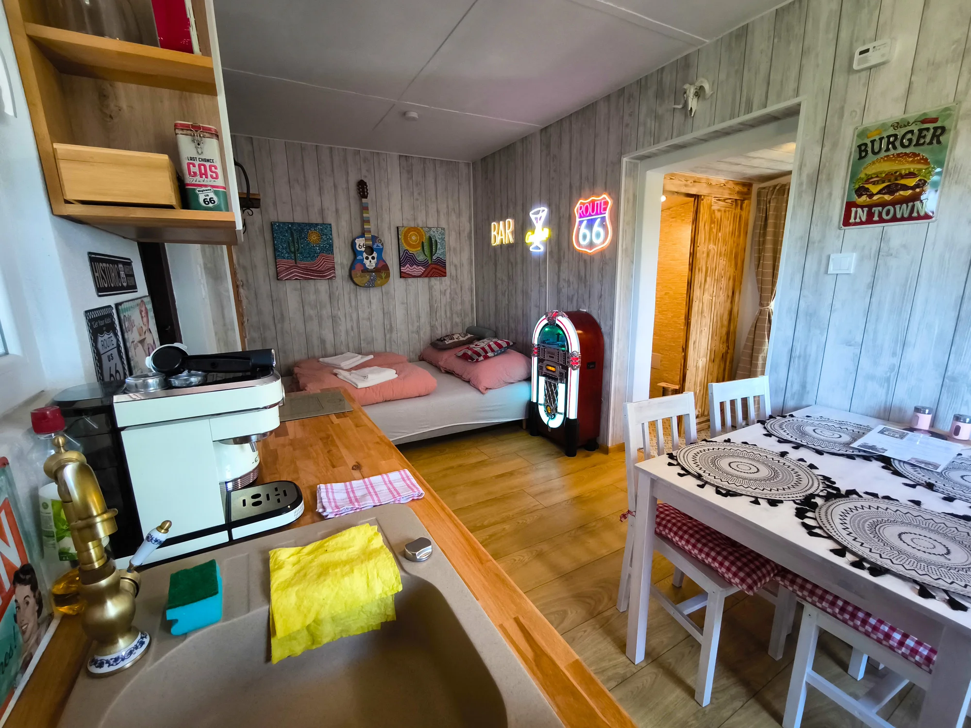 Relax ve stylové americké chatě poblíž Olomouce až pro 4 osoby: snídaně, vířivý koupací sud