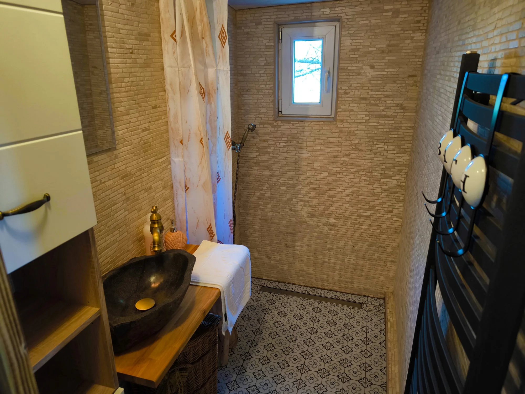 Relax ve stylové americké chatě poblíž Olomouce až pro 4 osoby: snídaně, vířivý koupací sud