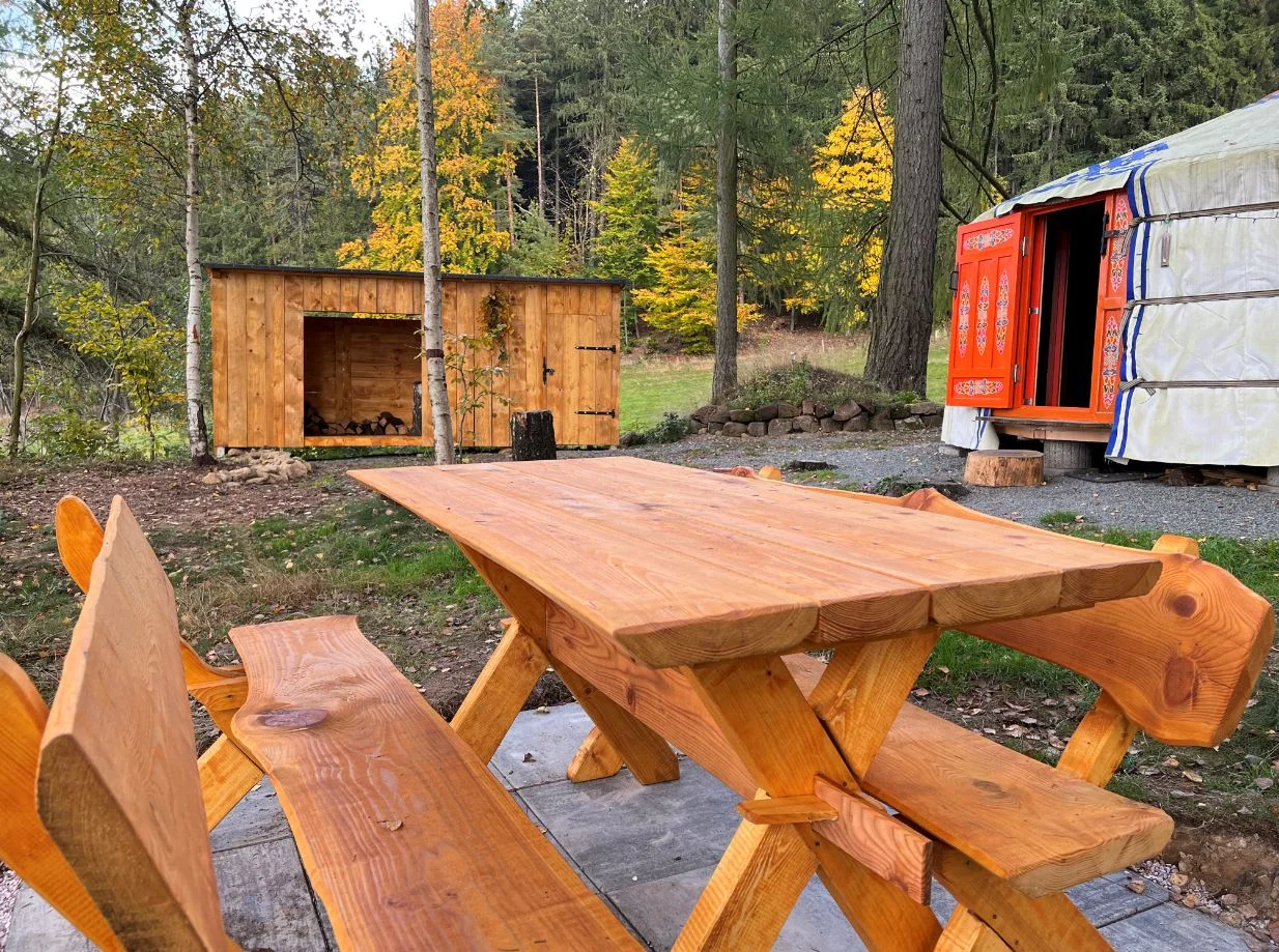 Netradiční relax v přírodě u Adršpachu: vybavená jurta se saunou pro pár i rodinu