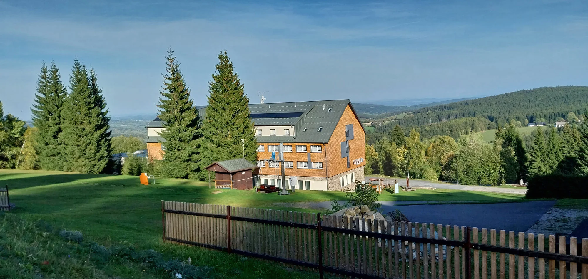 Aktivní pobyt na Šumavě: zrekonstruovaný hotel s polopenzí, wellness, sport i výlety
