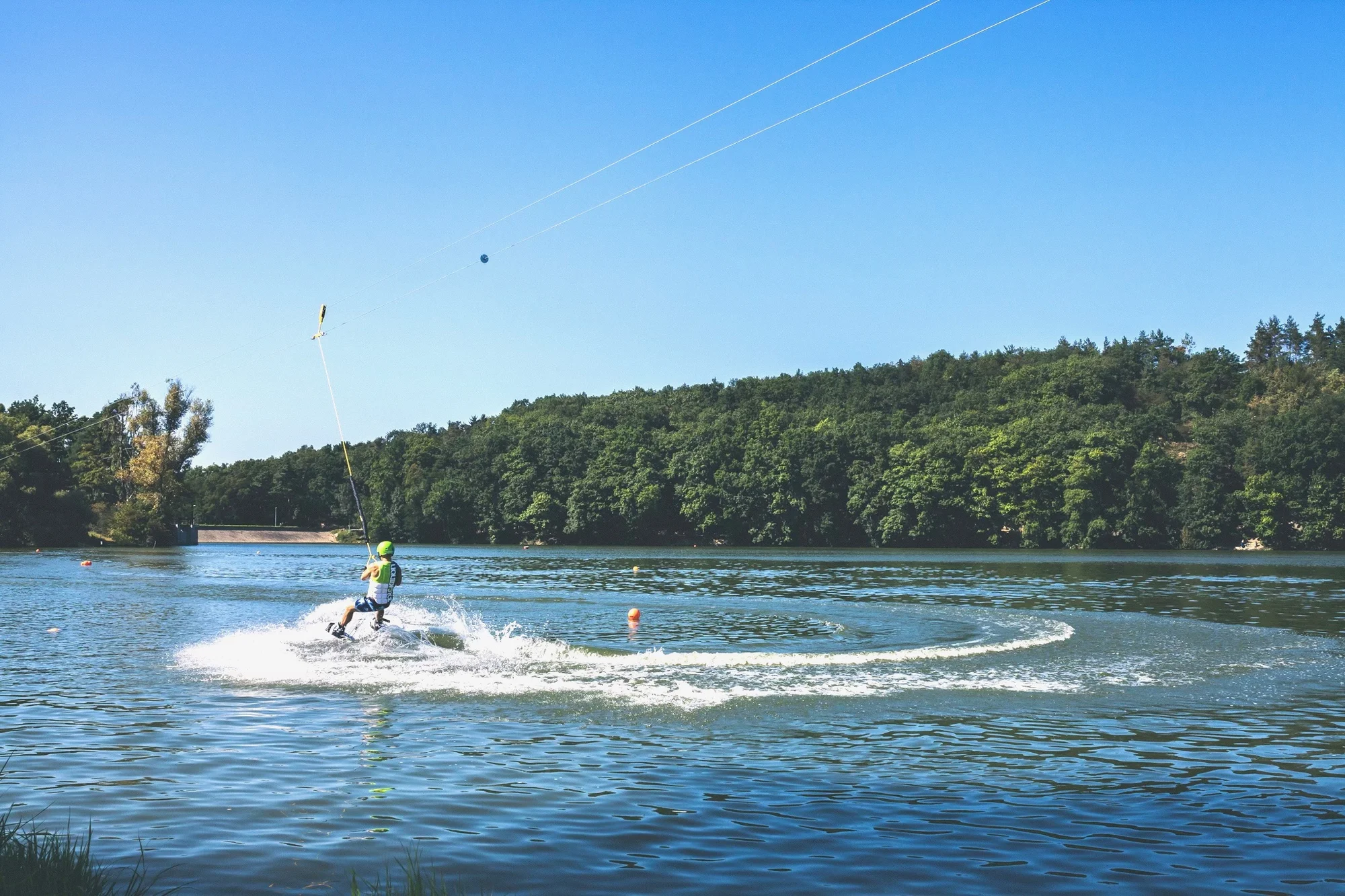 Parádní jízda po vodní hladině: wakeboarding až na 1 hodinu s možností trenéra pro 1–4 osoby