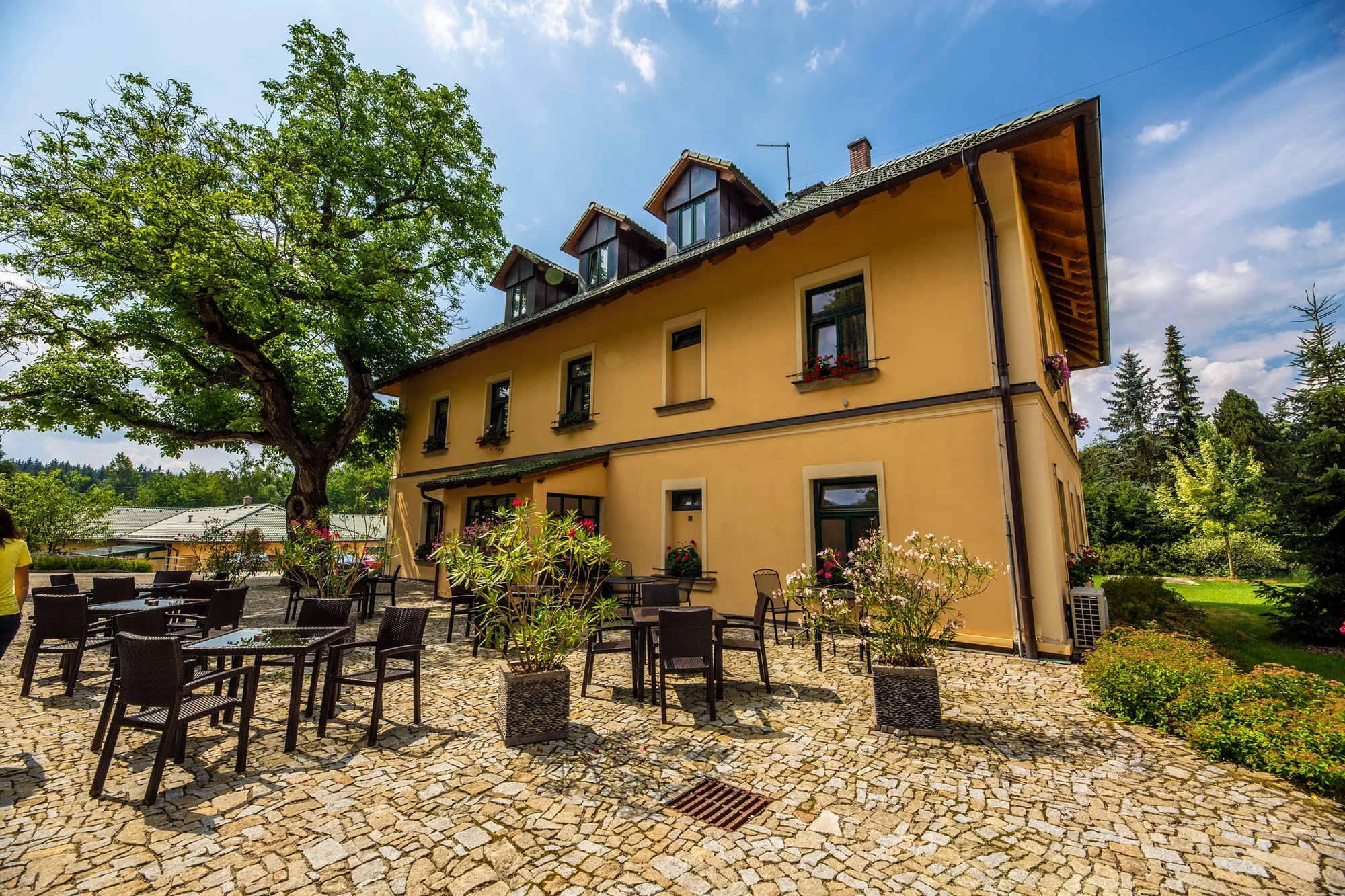 4* Resort Johanka či treehouse na Vysočině: polopenze, vířivka, sauna a dřevěné sudy