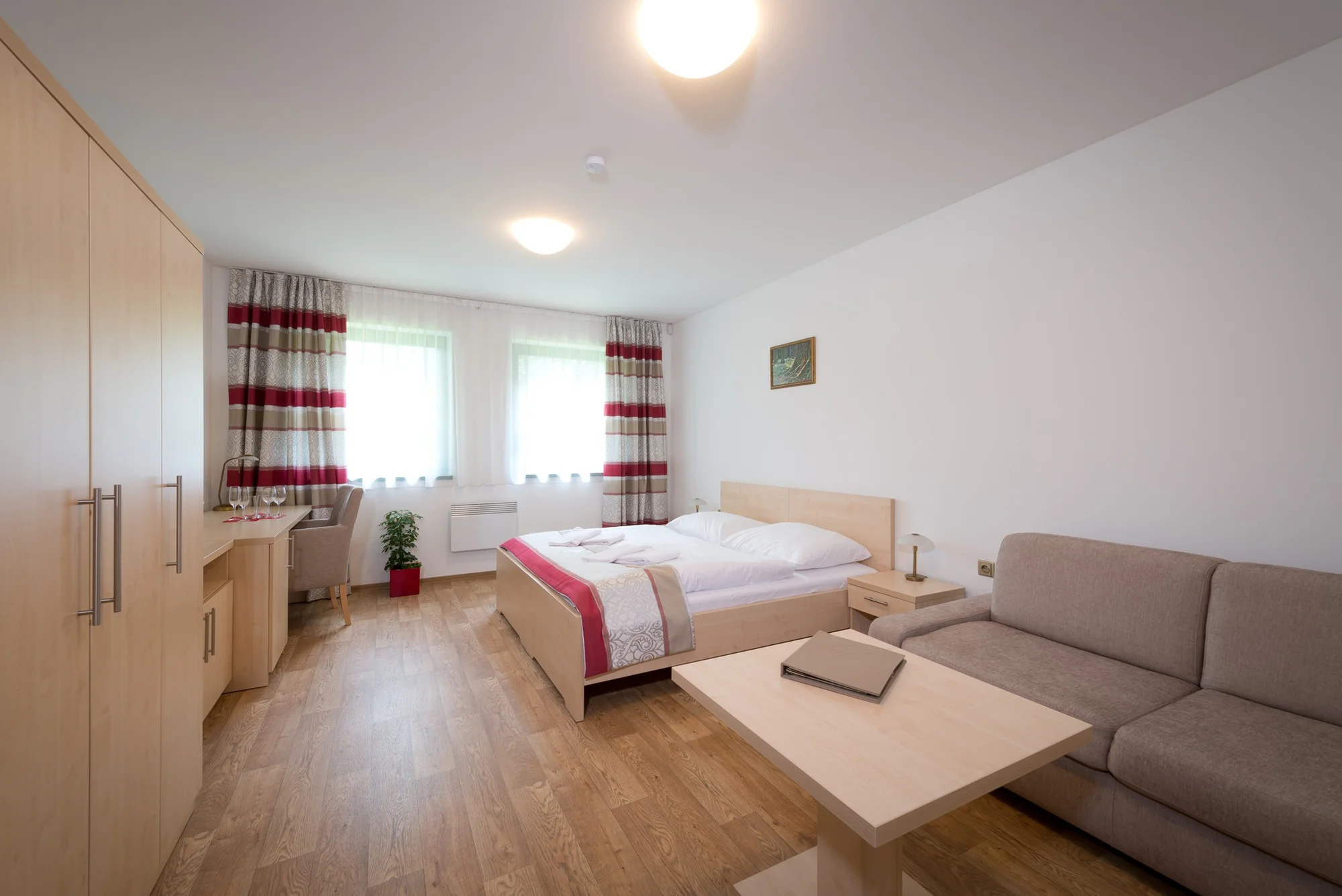4* Resort Johanka či treehouse na Vysočině: polopenze, vířivka, sauna a dřevěné sudy