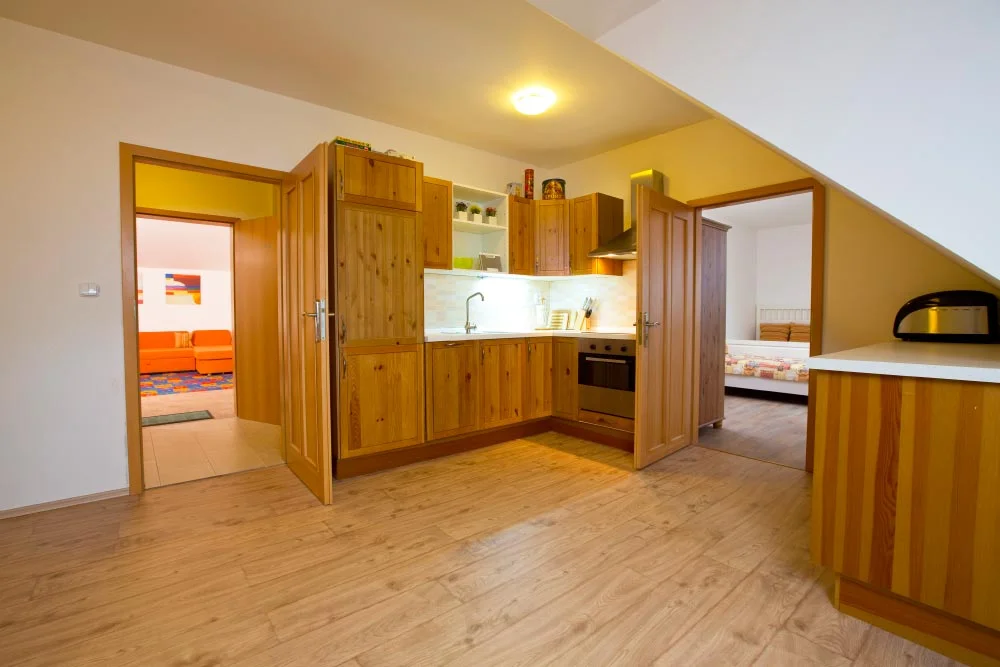 Útulné horské apartmány až pro 8 lidí v srdci Krkonoš: posezení u táboráku i výlety do okolí