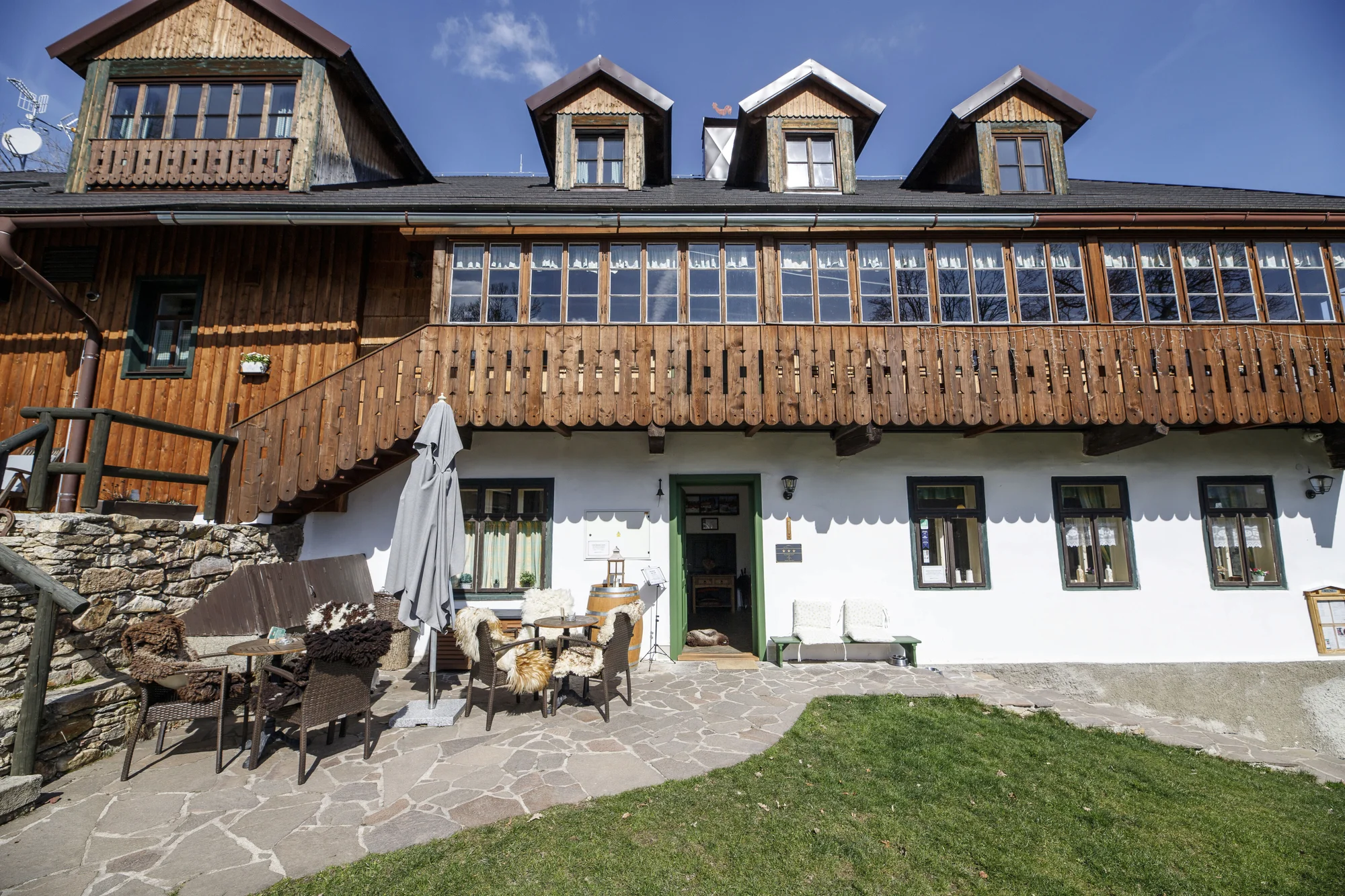 Pobyt v srdci Šumavy: krásný horský hotel se snídaní i možností wellness