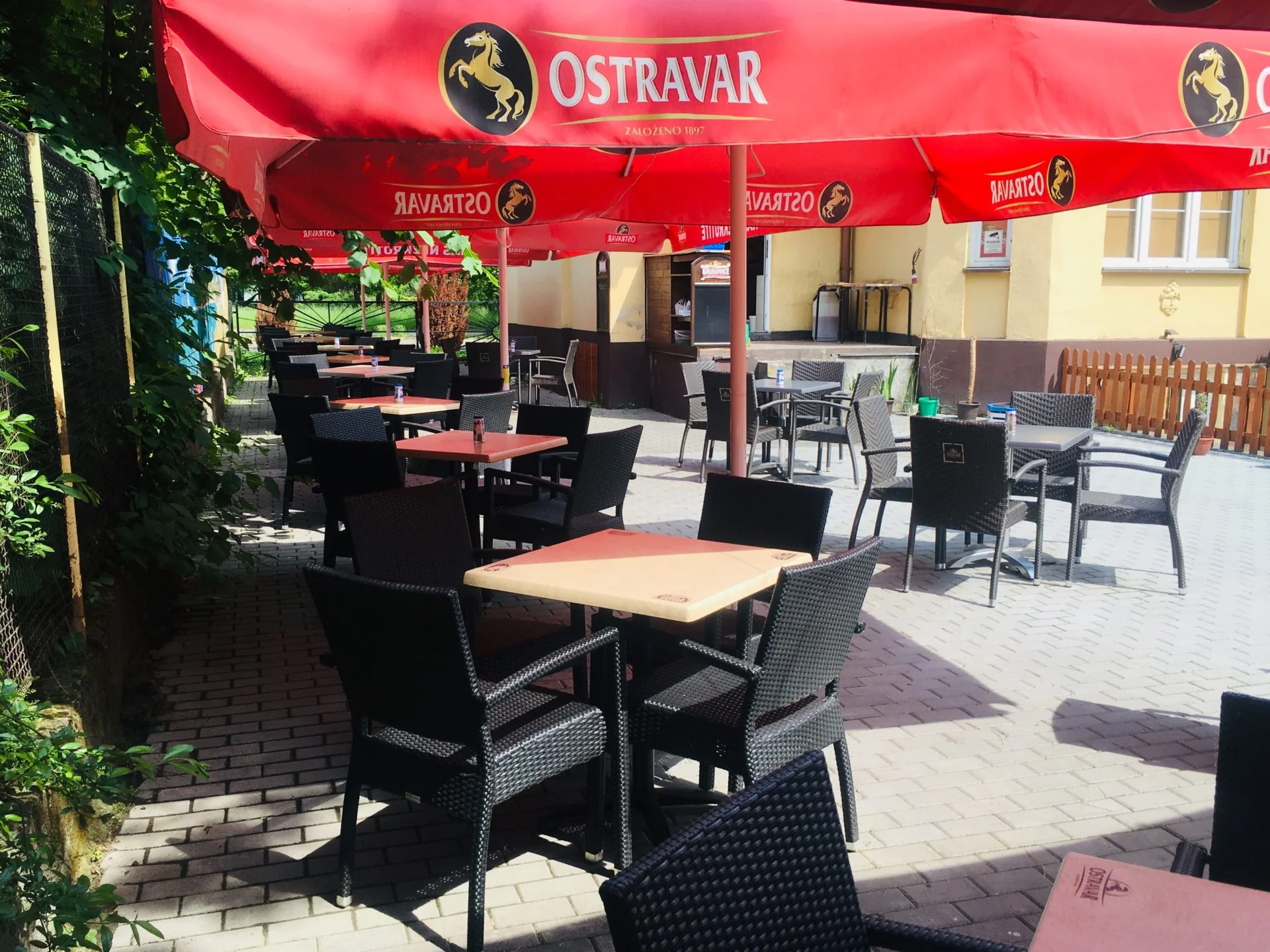 Řecké menu pro dva: souvlaki, gyros, tzatziki, řecký salát i lahev vína