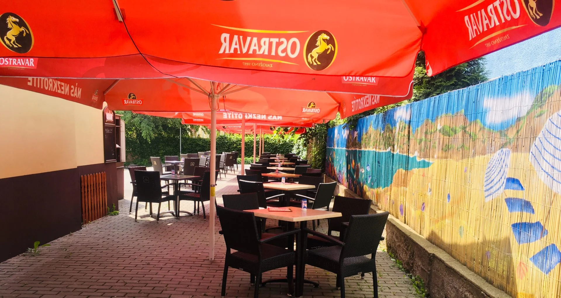 Řecké menu pro dva: souvlaki, gyros, tzatziki, řecký salát i lahev vína