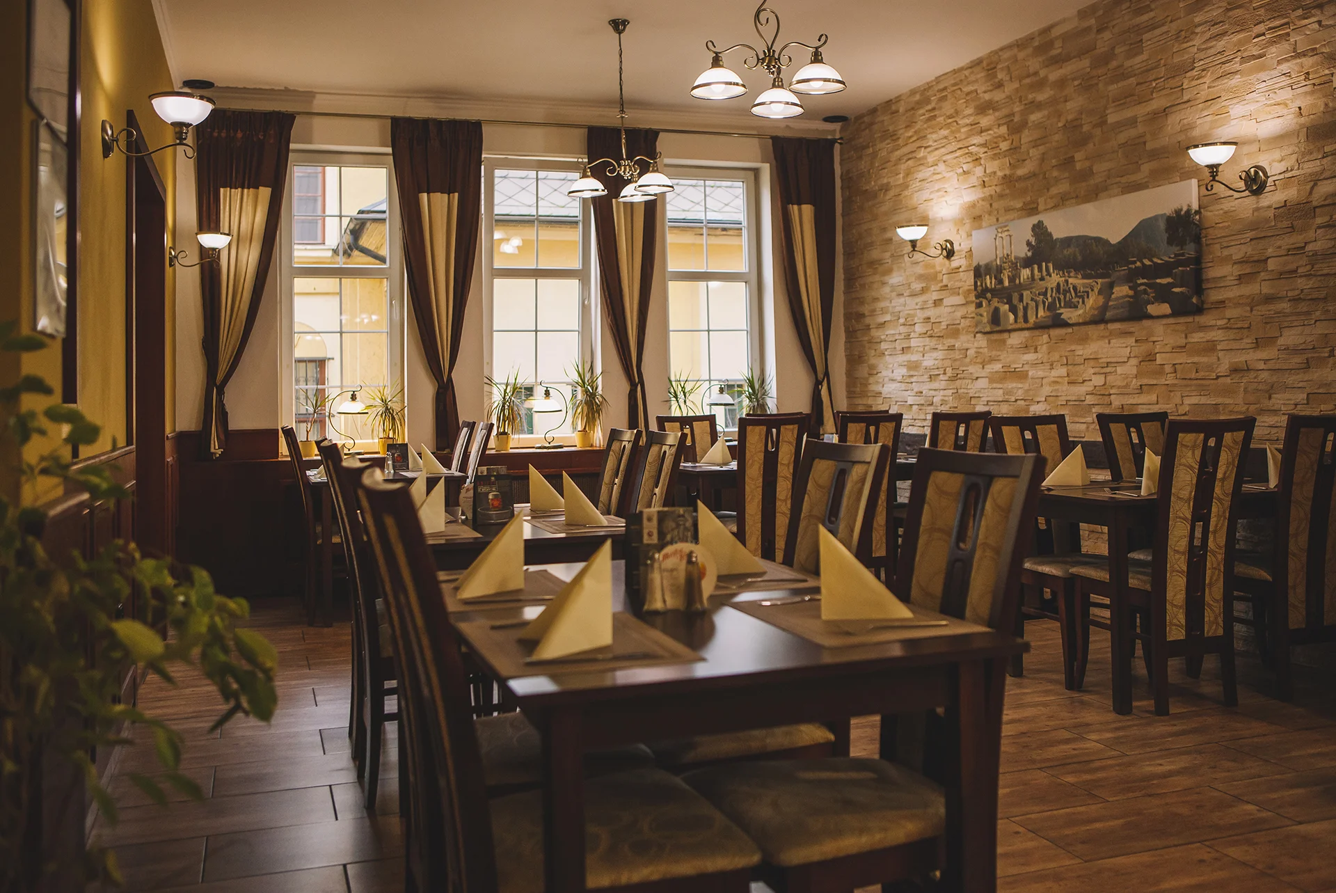Řecké menu pro dva: souvlaki, gyros, tzatziki, řecký salát i lahev vína