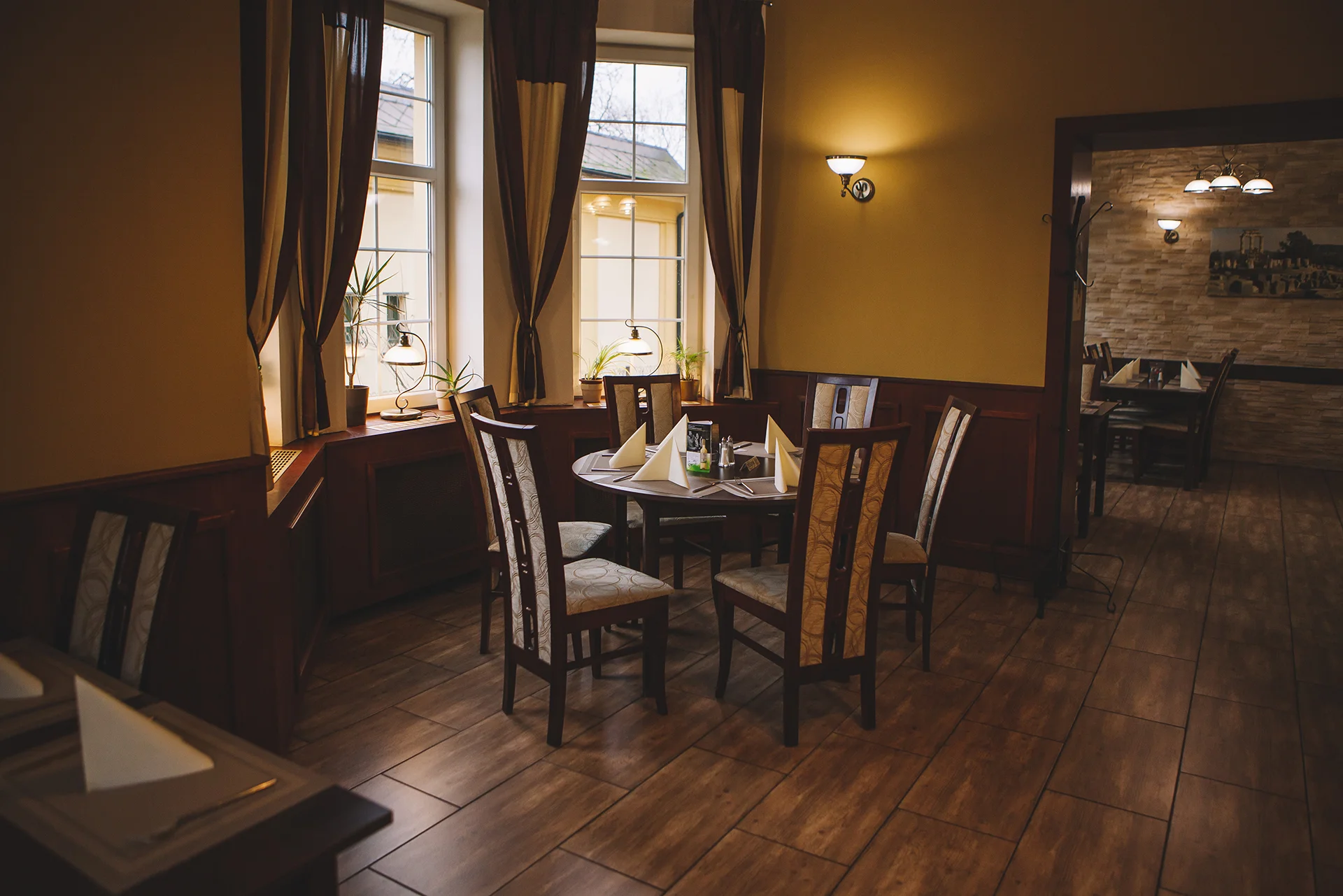 Řecké menu pro dva: souvlaki, gyros, tzatziki, řecký salát i lahev vína