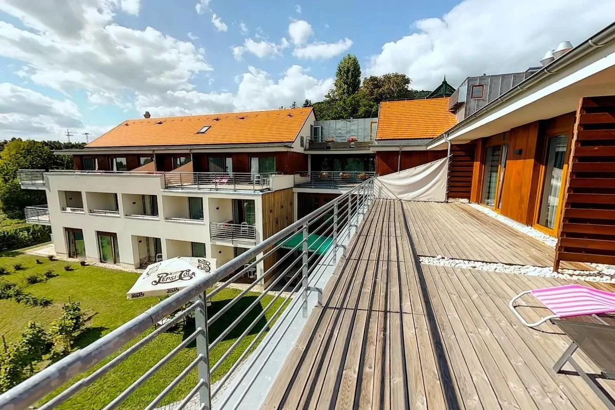 Pobyt pro požitkáře u Balatonu: ochutnávka vína, designové ubytování i neomezený wellness