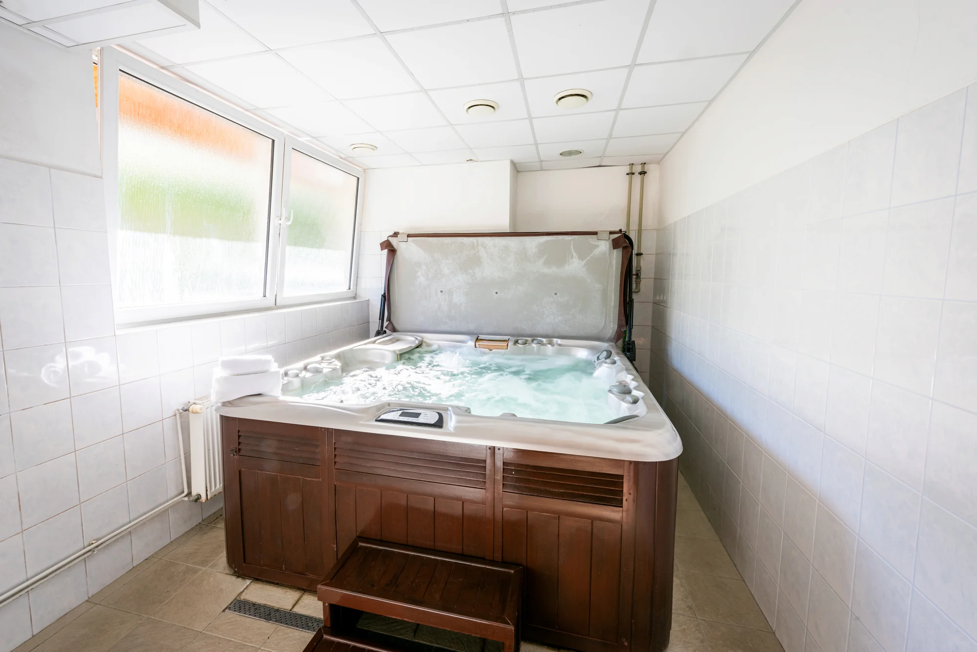 Hydromasážní vana se zábalem či masáží nebo privátní whirlpool a sauna až pro 4 osoby