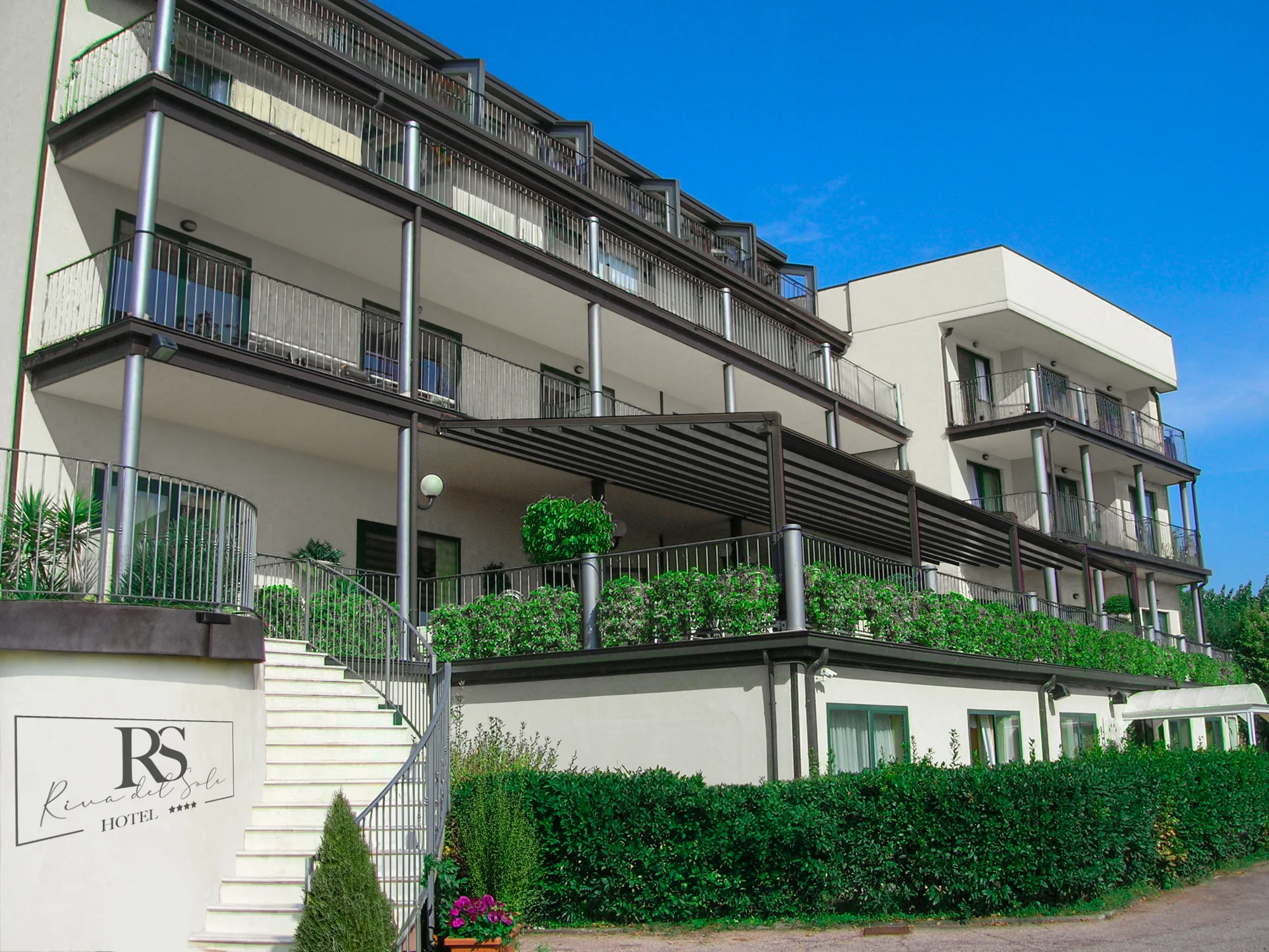 Lago di Garda: 4* hotel s bazénem a panoramatickou terasou hned u jezera, polopenze v ceně