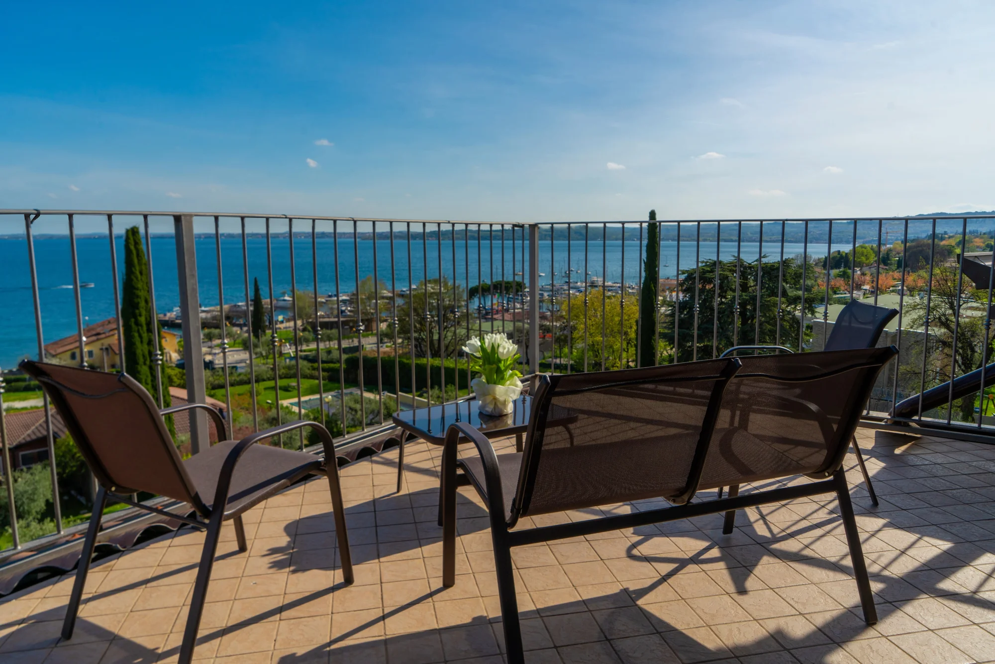 Lago di Garda: 4* hotel s bazénem a panoramatickou terasou hned u jezera, polopenze v ceně