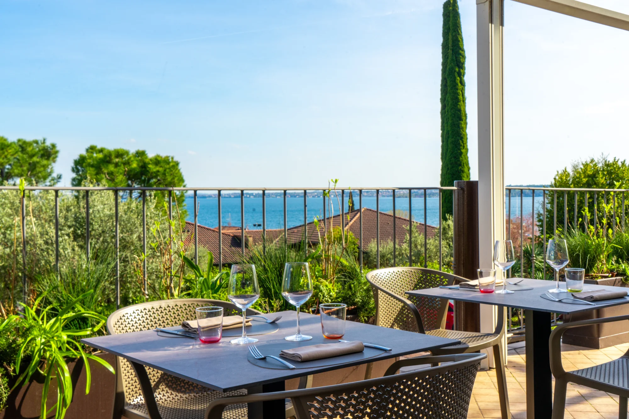 Lago di Garda: 4* hotel s bazénem a panoramatickou terasou hned u jezera, polopenze v ceně