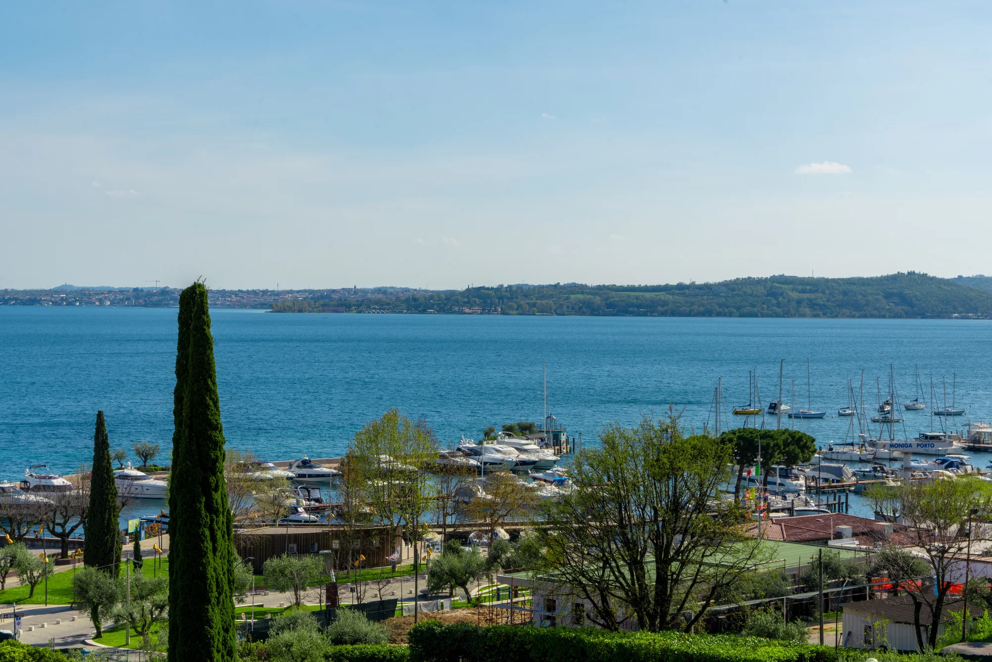 Lago di Garda: 4* hotel s bazénem a panoramatickou terasou hned u jezera, polopenze v ceně