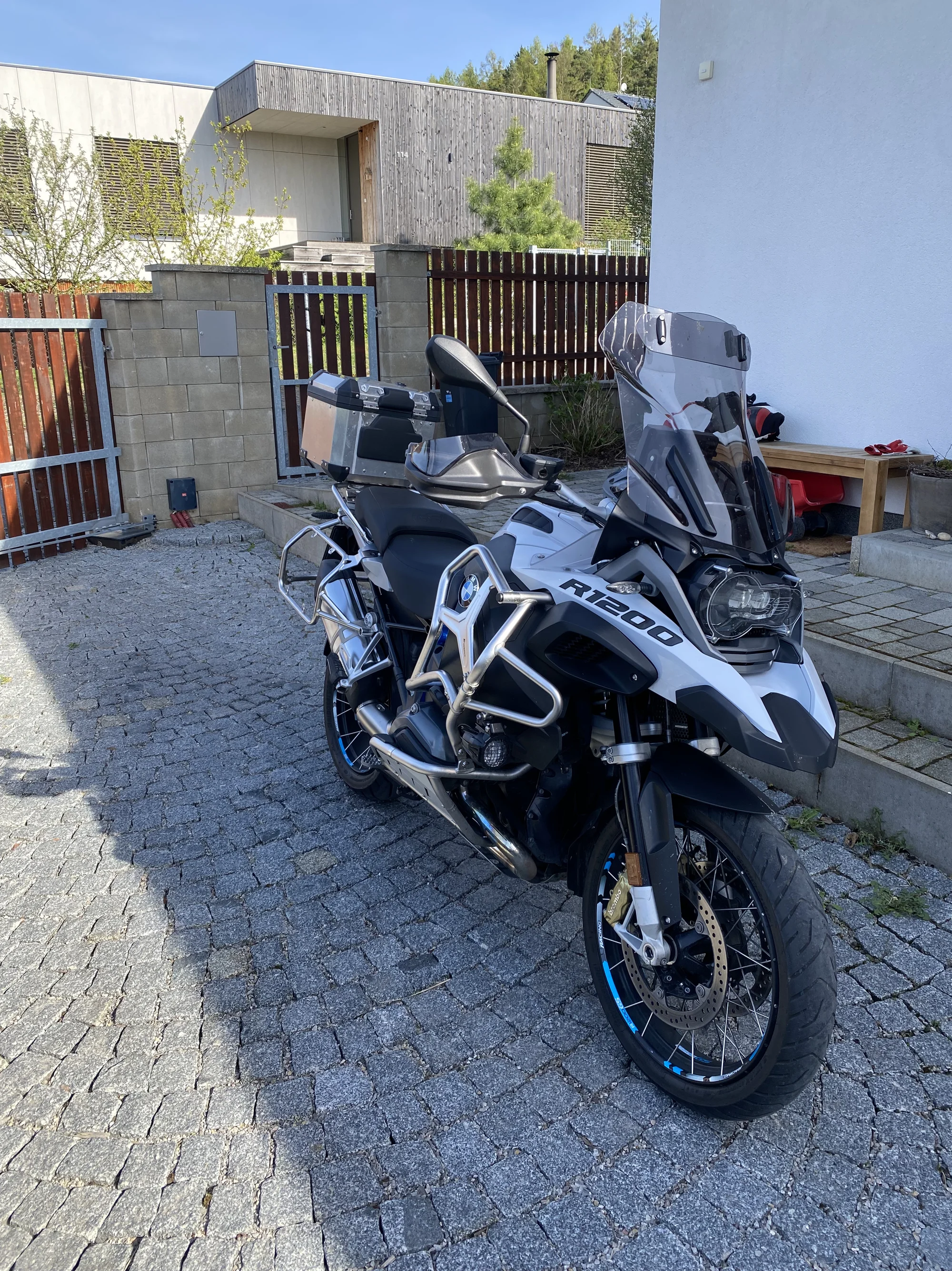 Pronájem motorky BMW R 1200 GS Adventure na den či víkend s neomezeným nájezdem