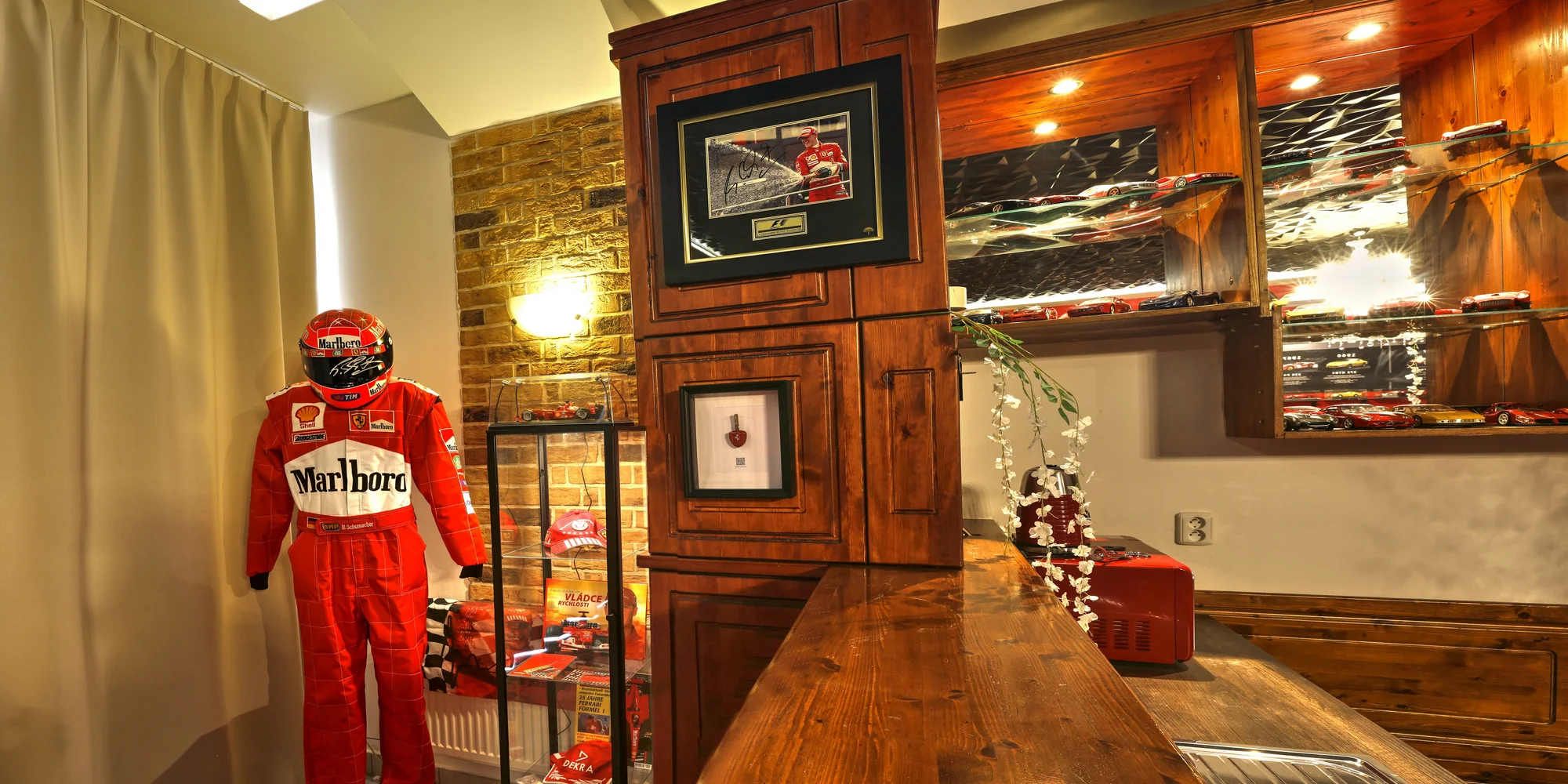 Zážitkový apartmán s vozem Ferrari, wellness, herní konzolí a kulečníkem
