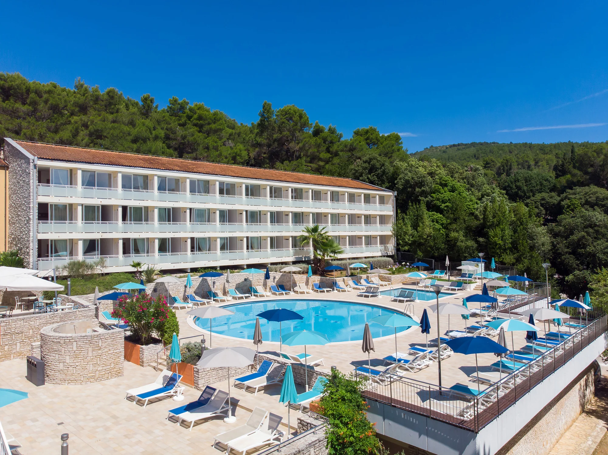 Rabac na Istrii: hotel 70 m od pláže, 4 bazény pro dospělé i děti, plná penze, 3. osoba zdarma