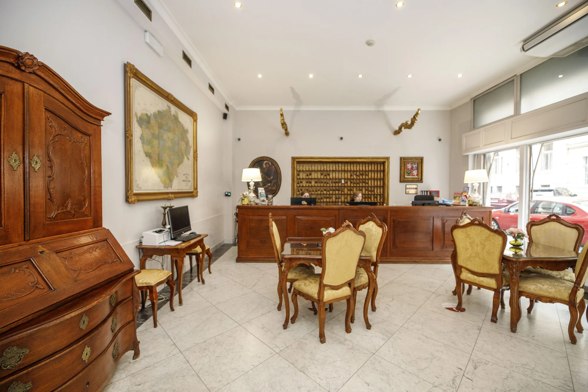 4* hotel na Starém Městě: snídaně v ceně a Karlův most za rohem