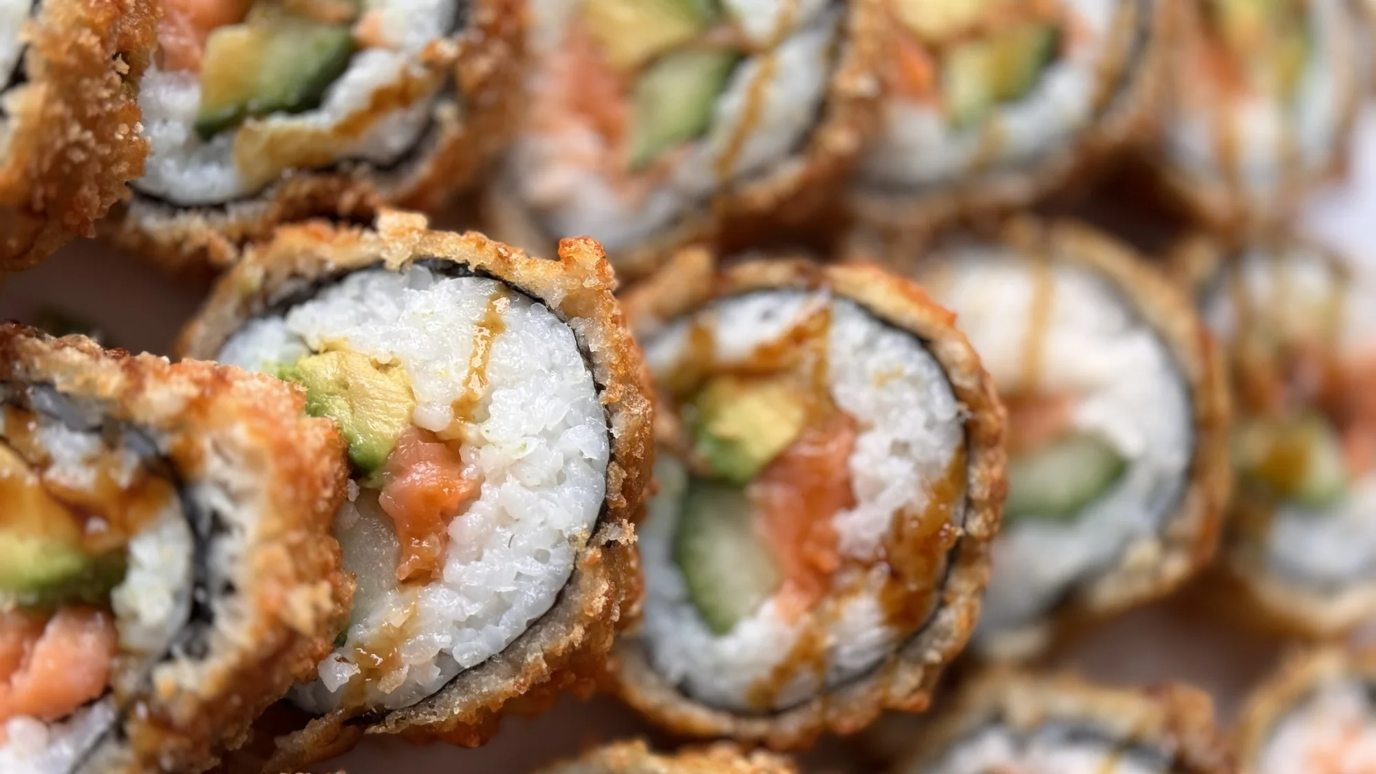 Krevety a sushi v tempuře plněné lososem i krabem: 29-44 ks