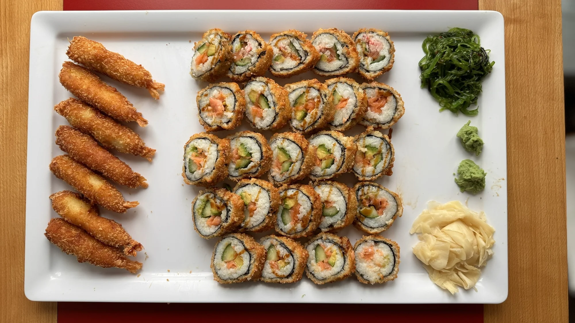 Krevety a sushi v tempuře plněné lososem i krabem: 29-44 ks